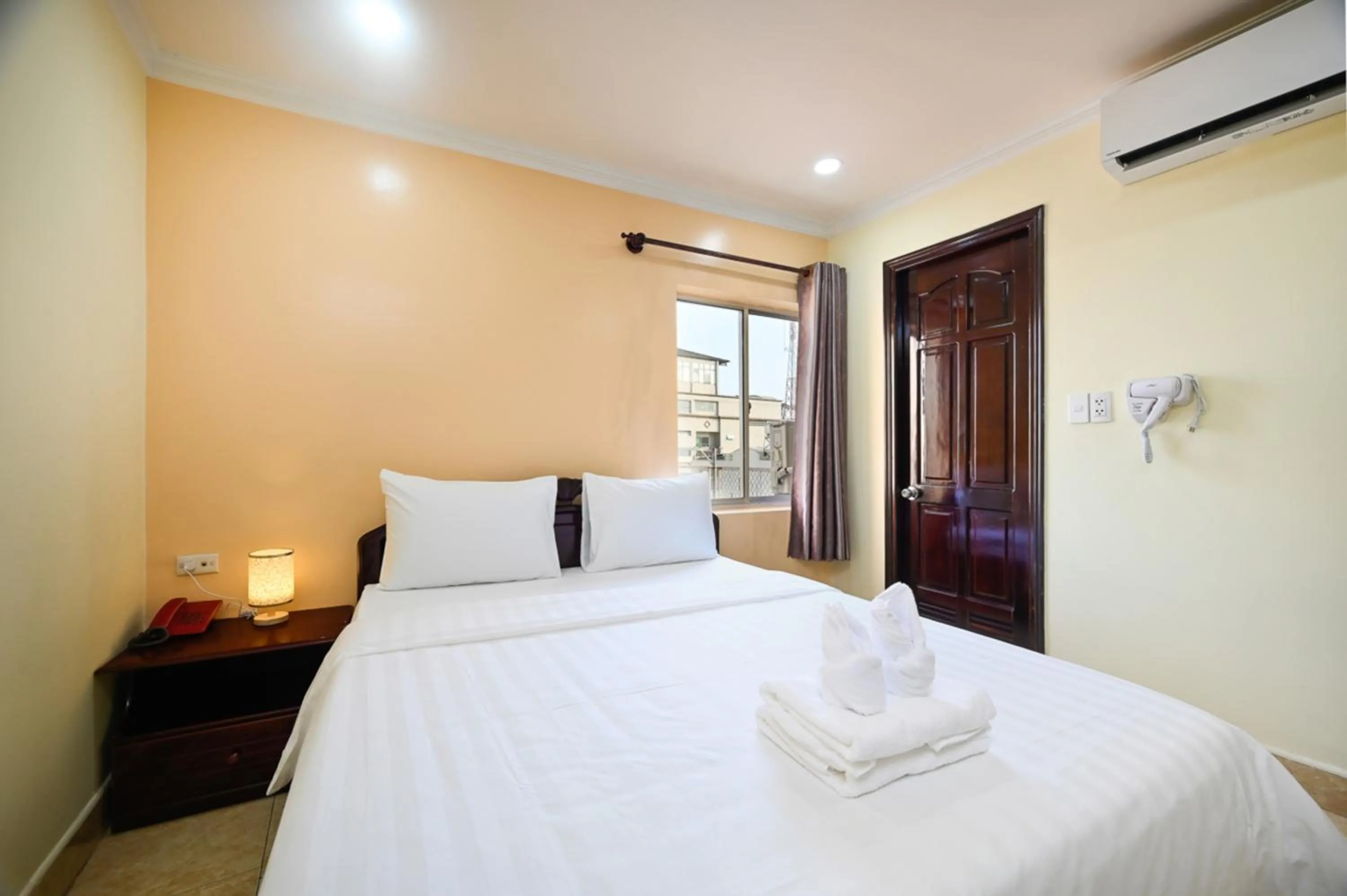 Bed in Rainbow Airport Hotel