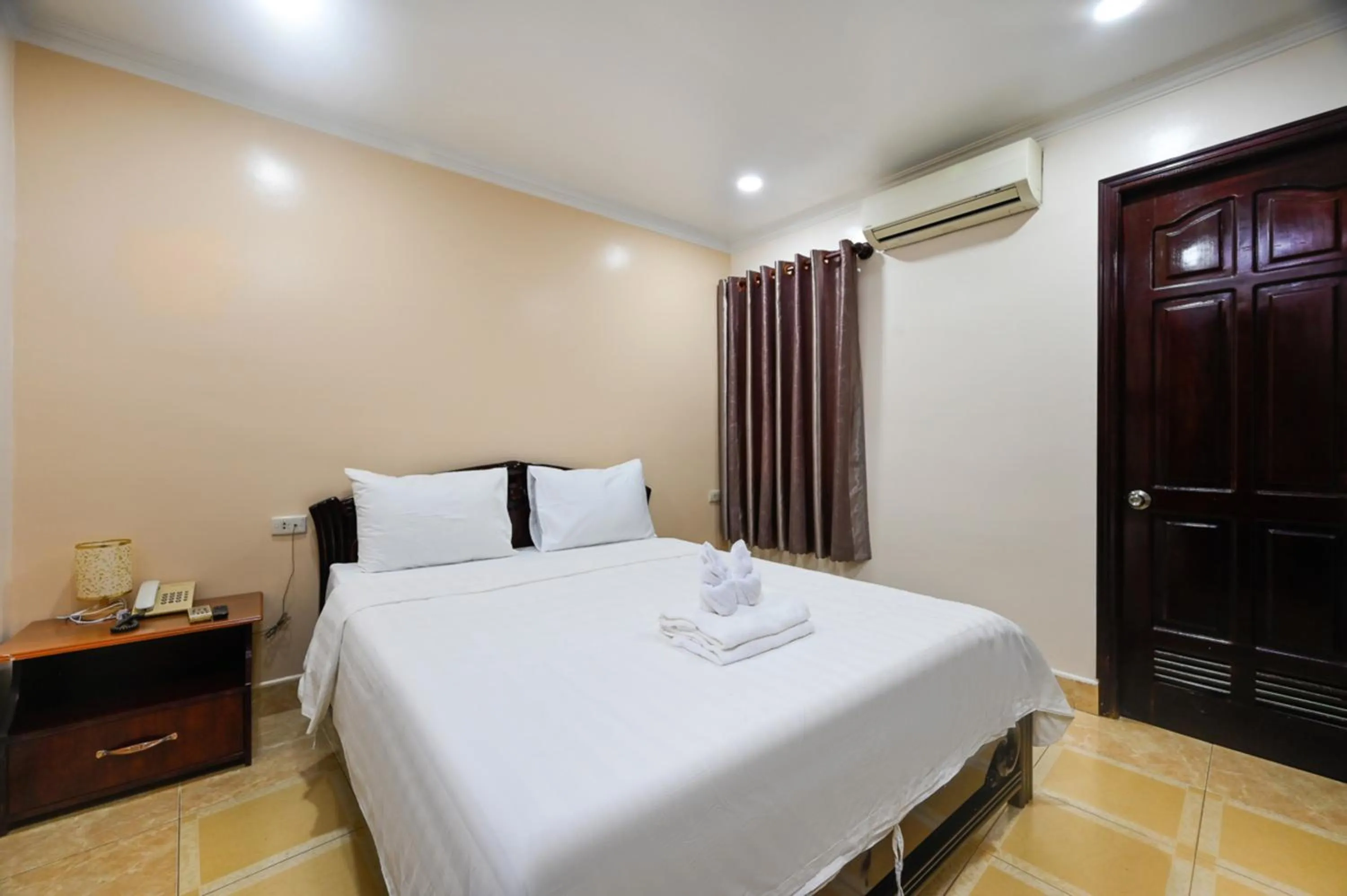 Bed in Rainbow Airport Hotel