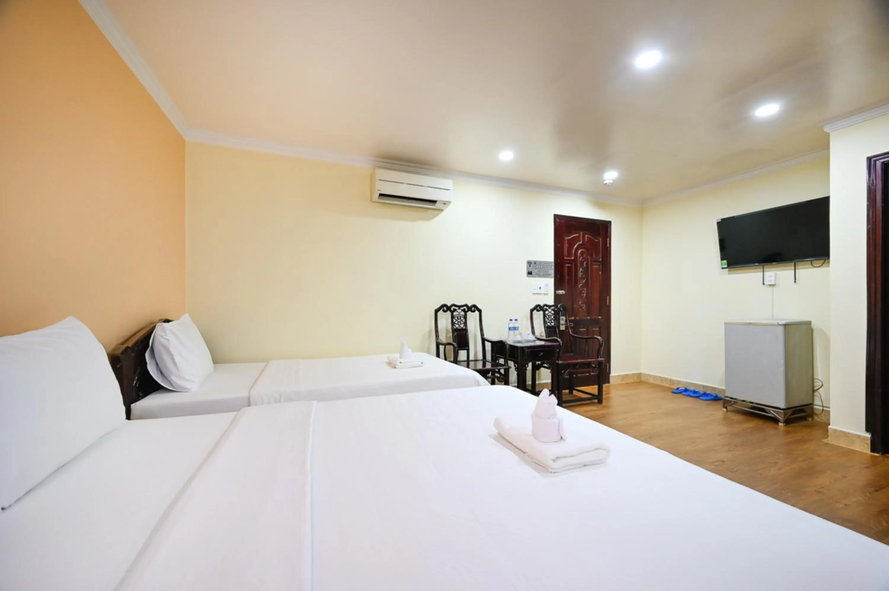 Bed in Rainbow Airport Hotel