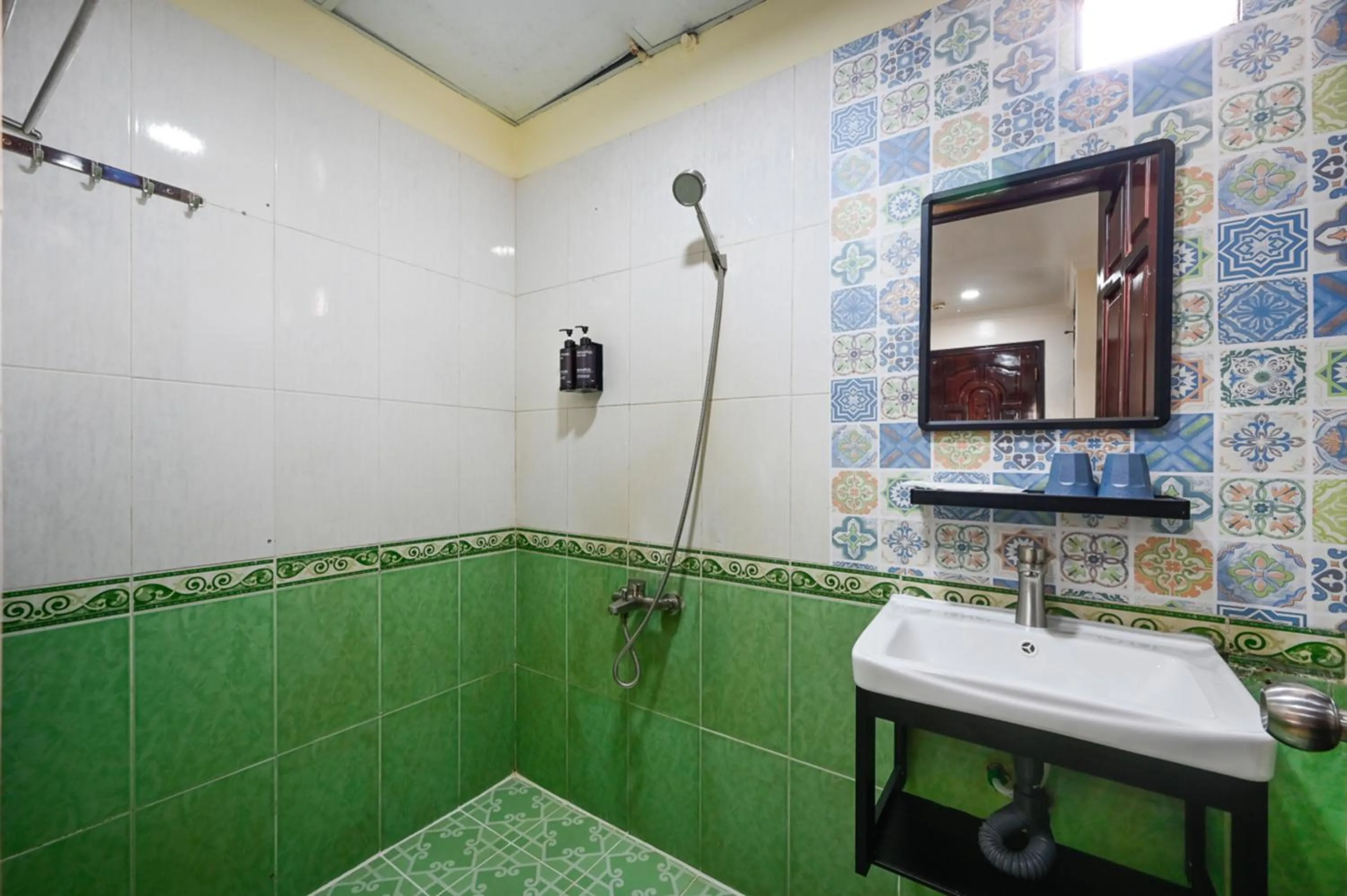 Shower in Rainbow Airport Hotel