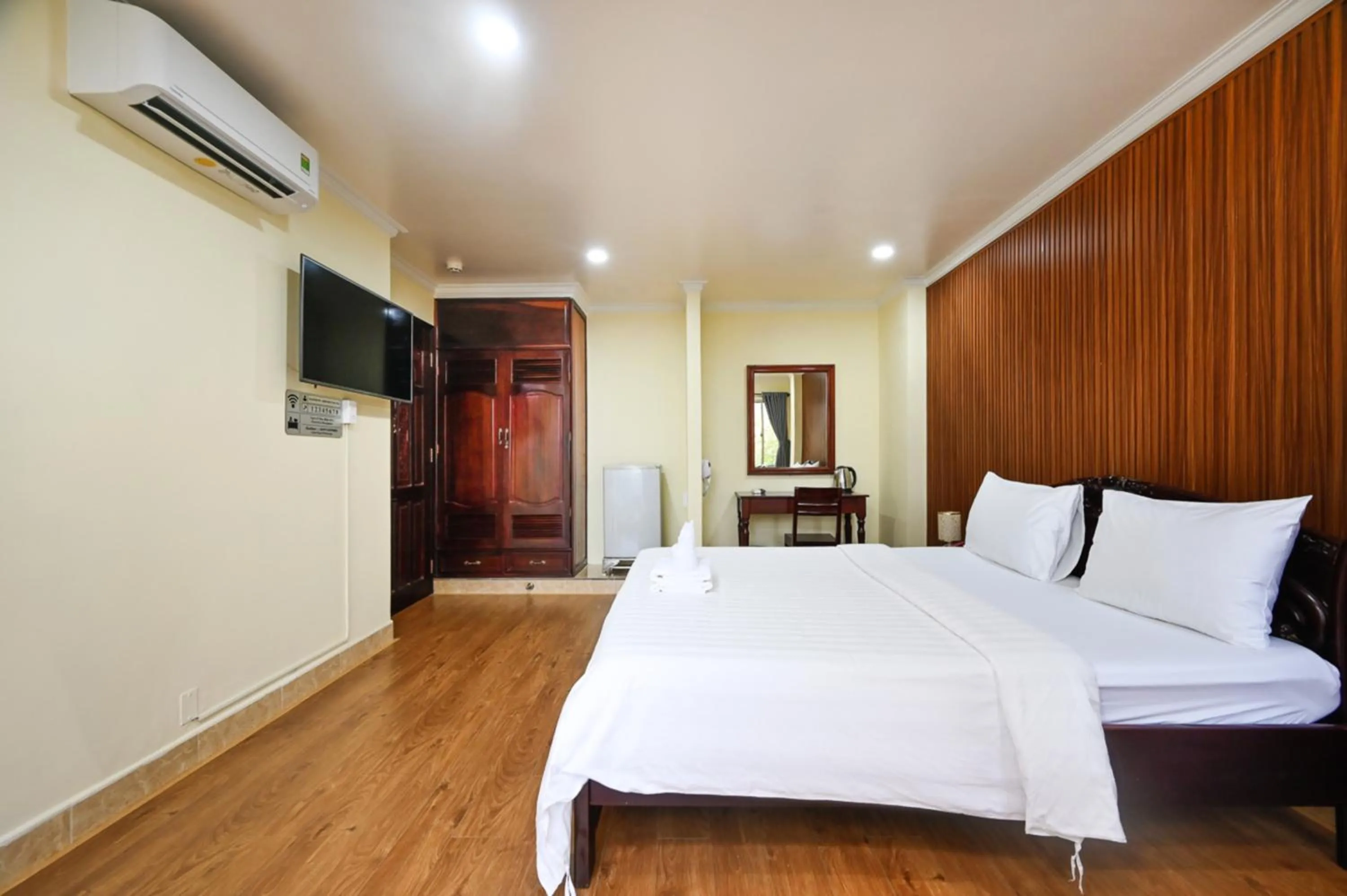 Photo of the whole room, Bed in Rainbow Airport Hotel