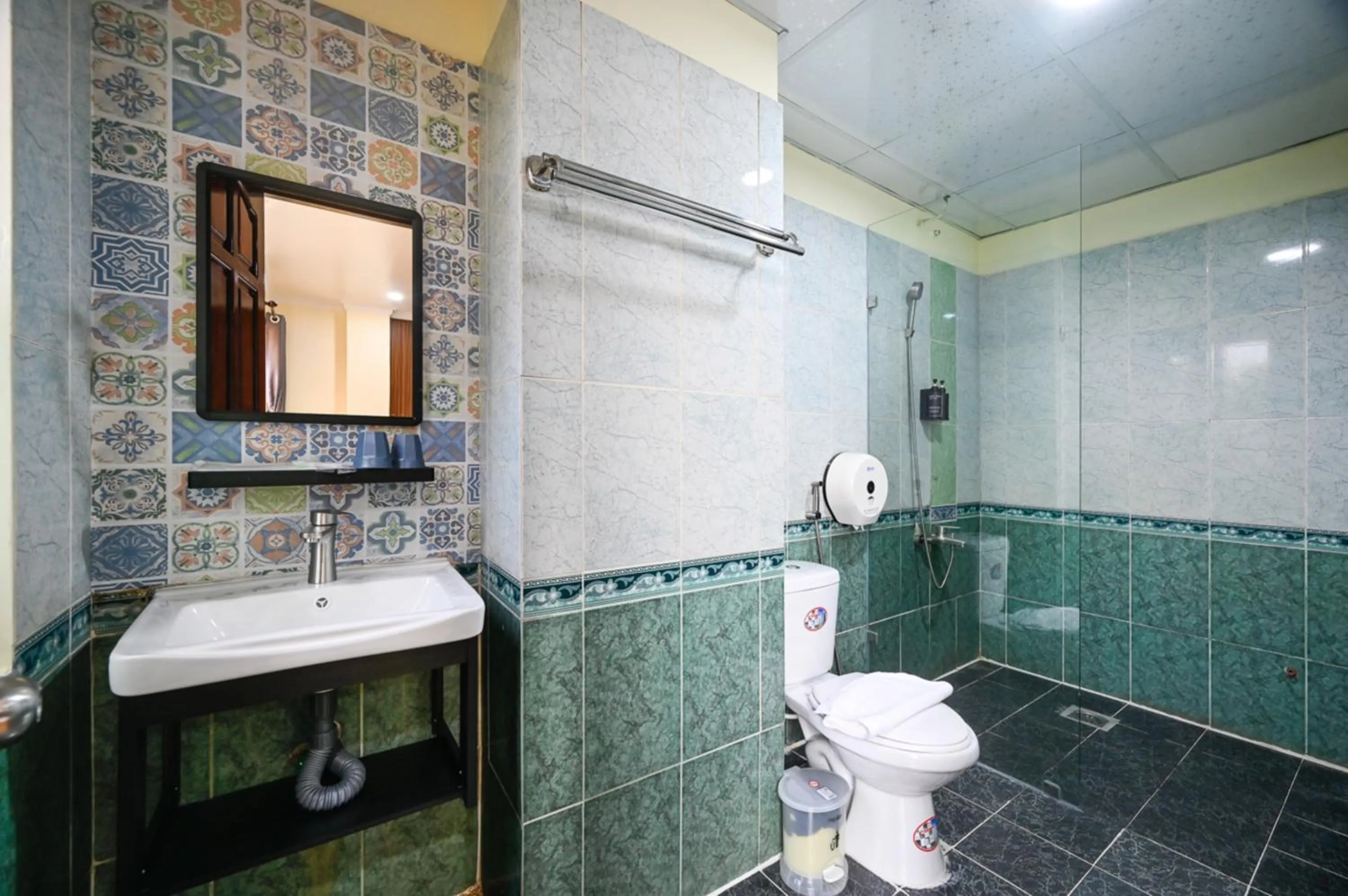 Shower in Rainbow Airport Hotel