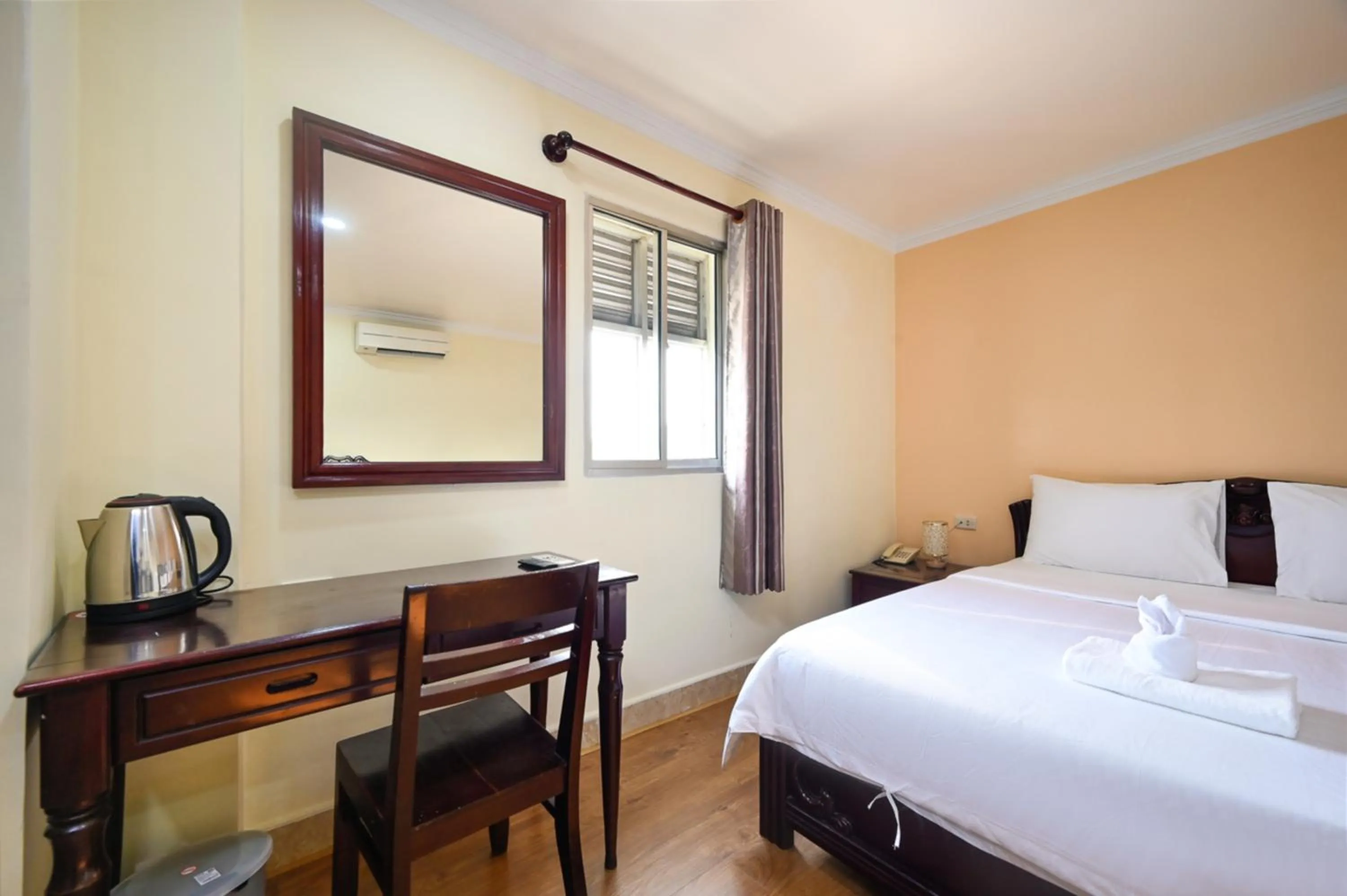 Photo of the whole room, Bed in Rainbow Airport Hotel