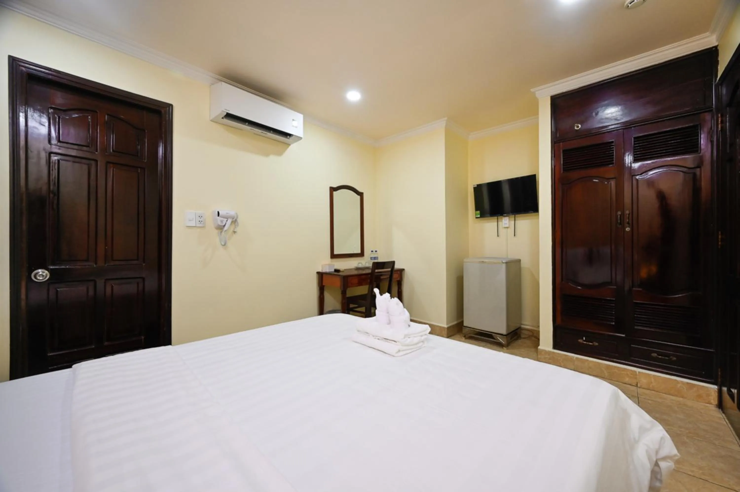 Photo of the whole room, Bed in Rainbow Airport Hotel