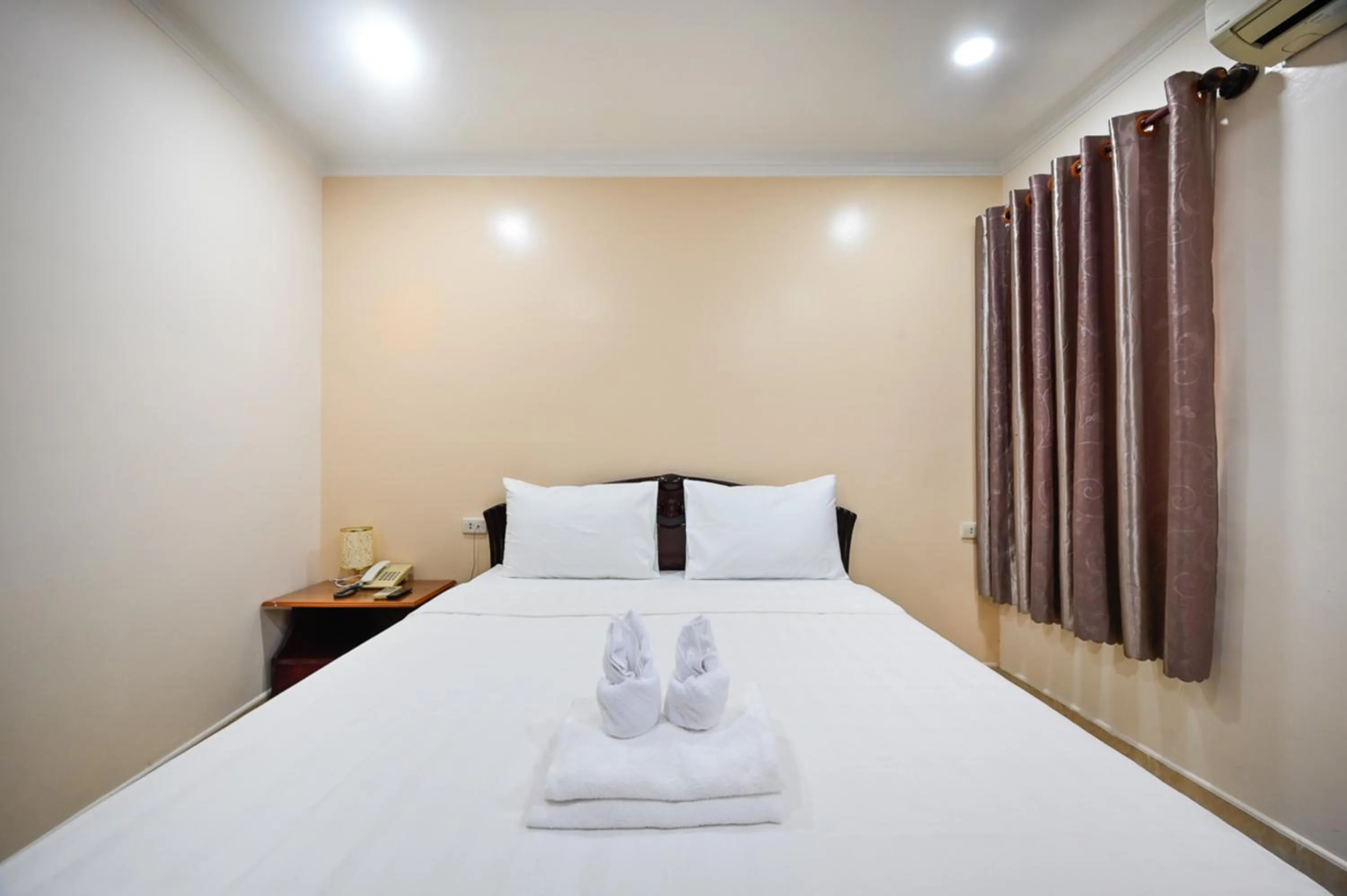 Bed in Rainbow Airport Hotel