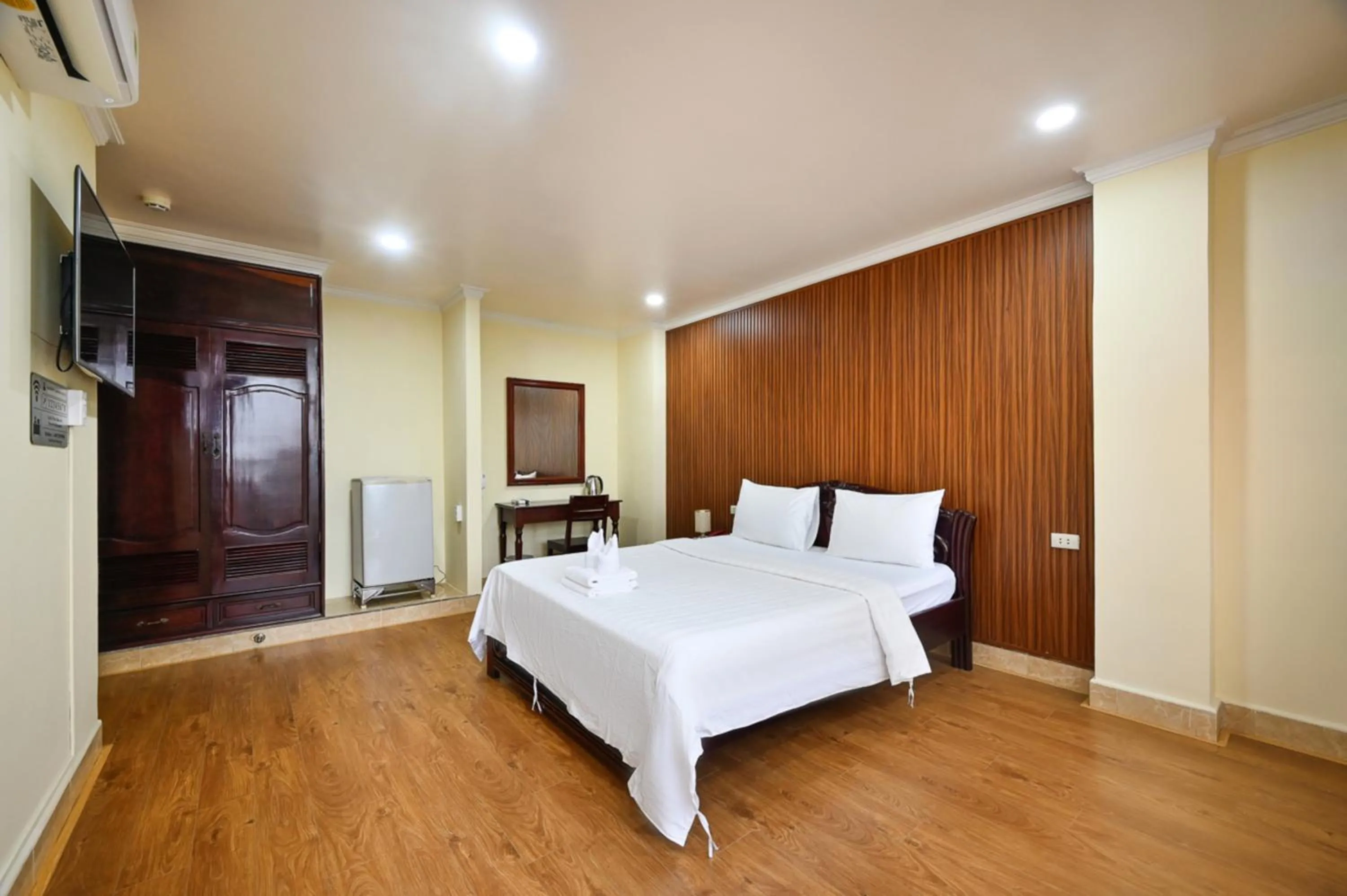 Bed in Rainbow Airport Hotel