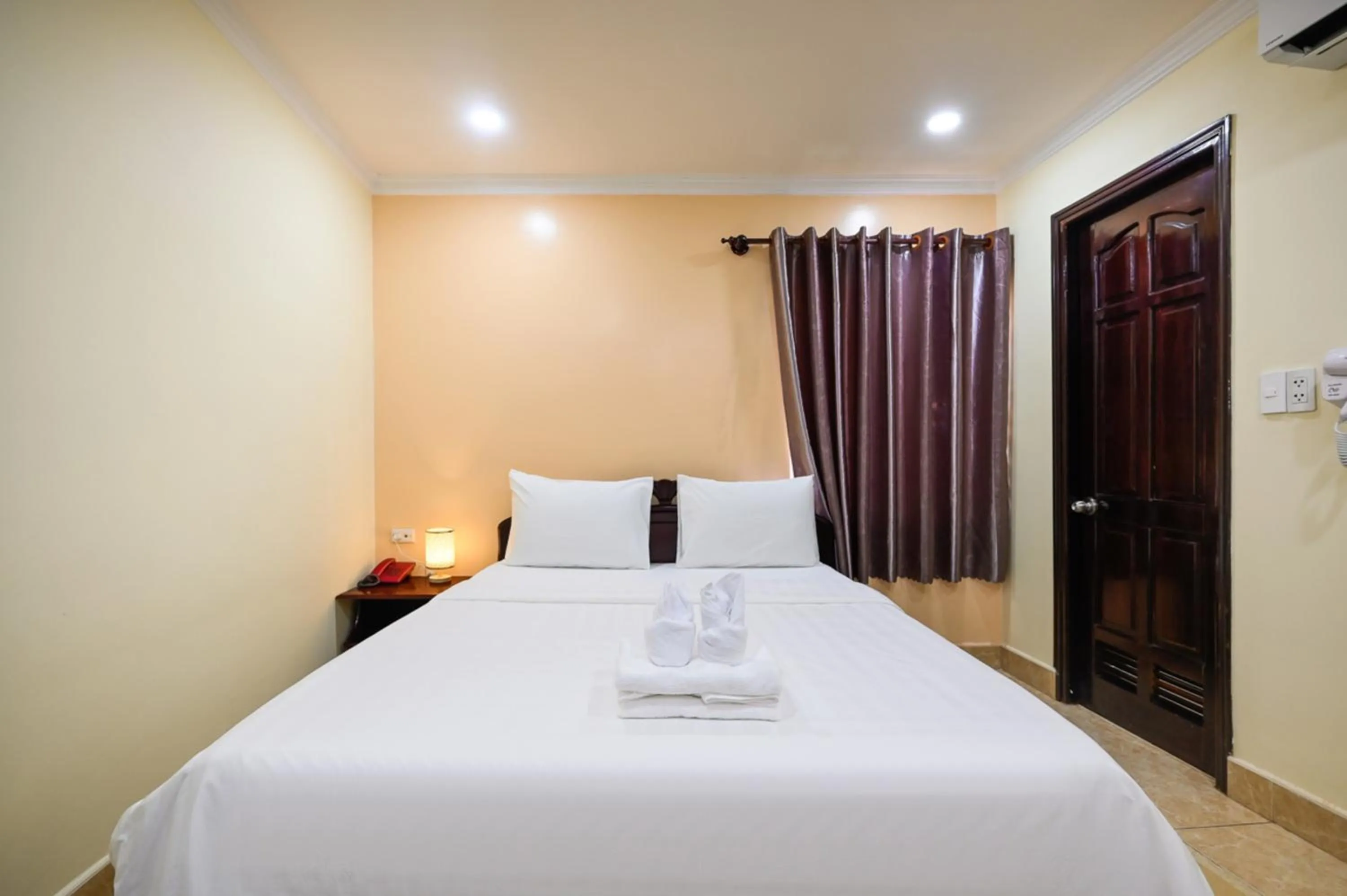 Bed in Rainbow Airport Hotel