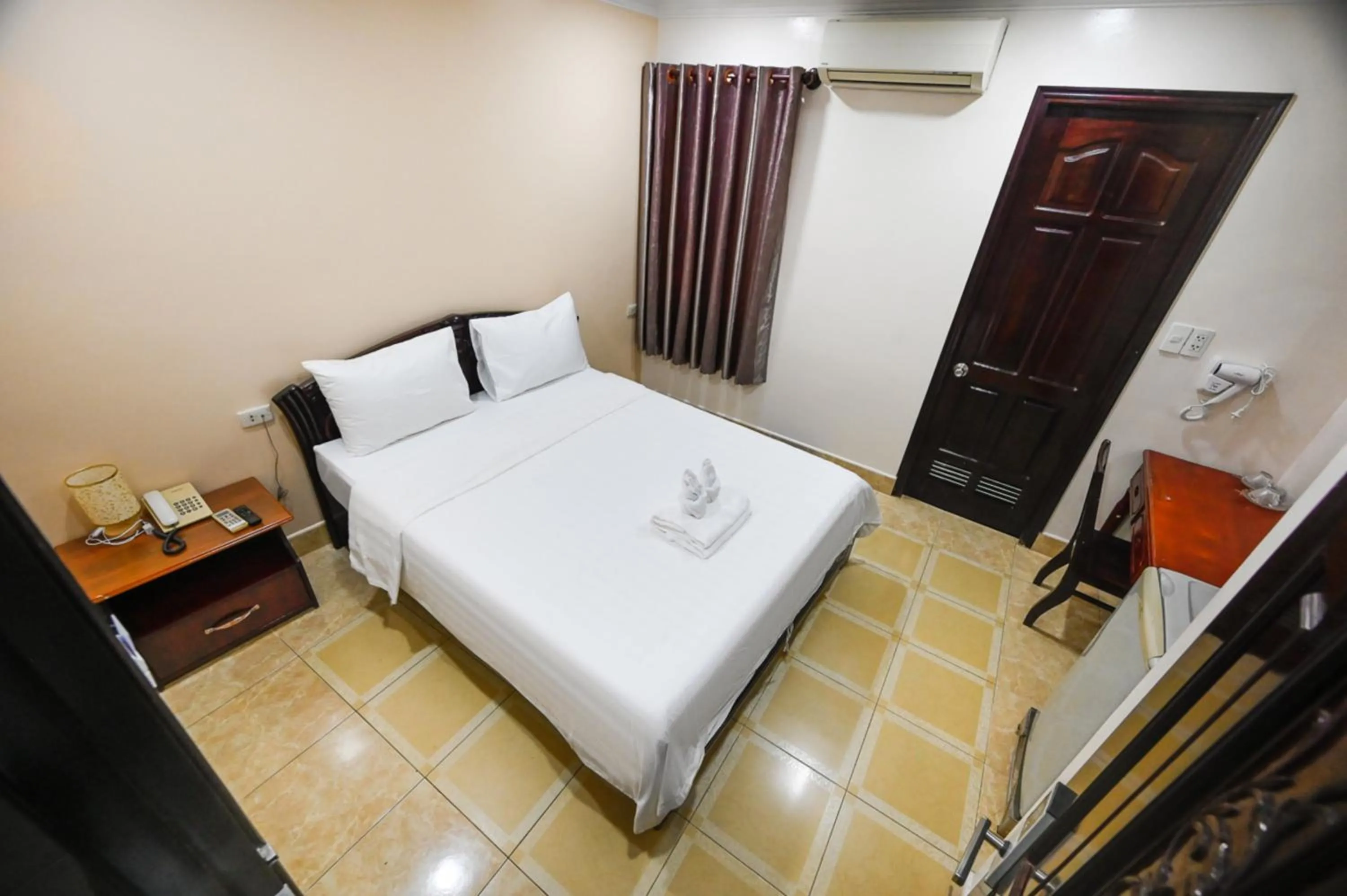 Photo of the whole room, Bed in Rainbow Airport Hotel