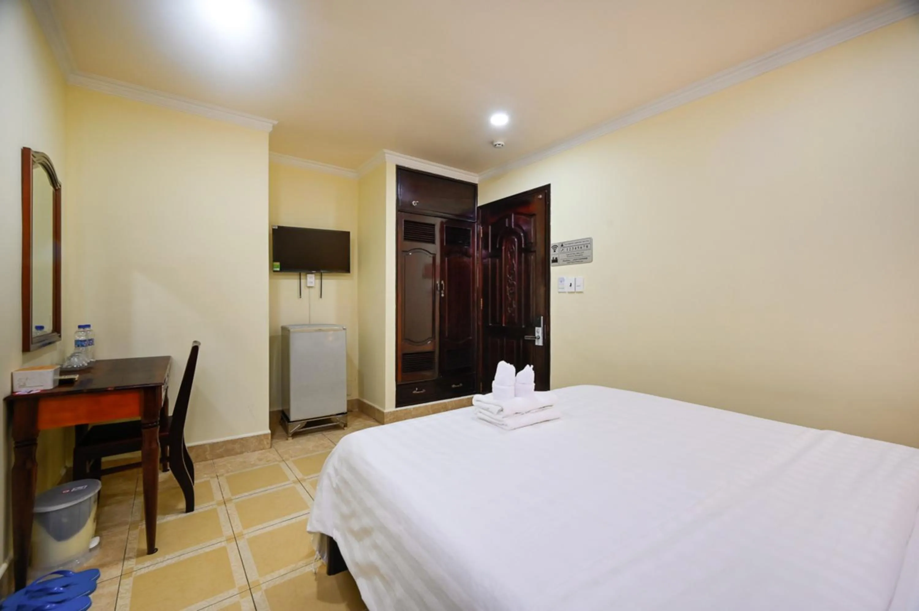 Bed in Rainbow Airport Hotel