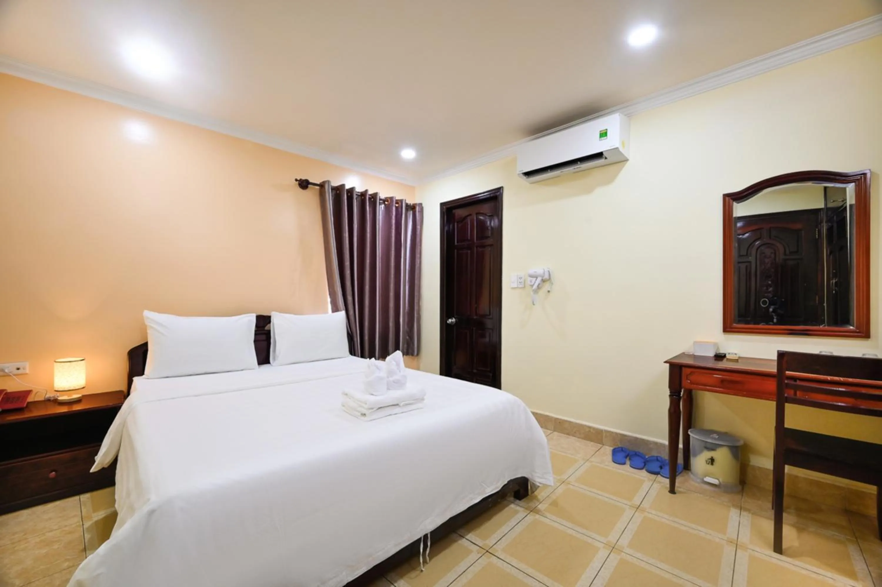 Bed in Rainbow Airport Hotel