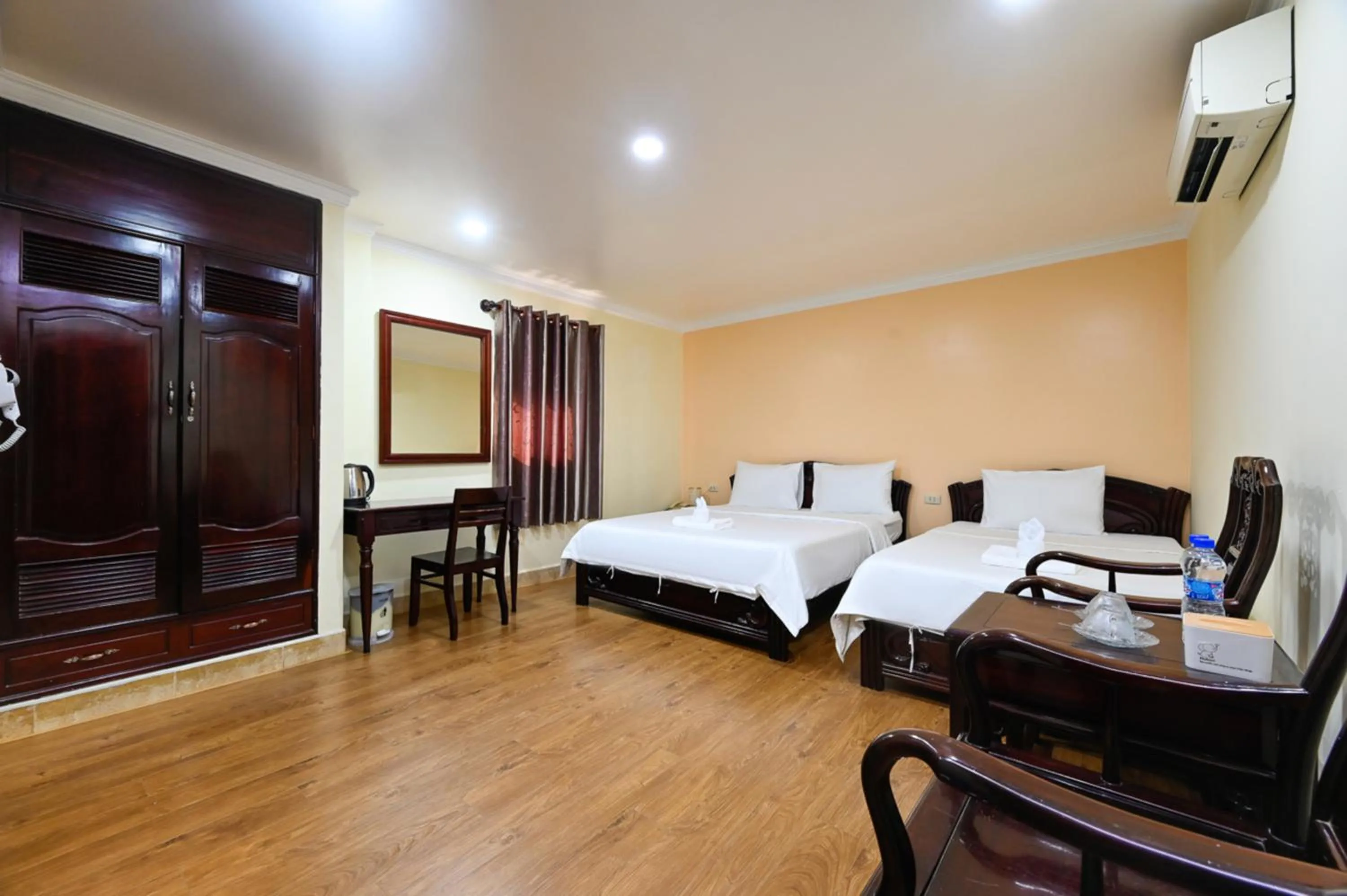 Bed in Rainbow Airport Hotel