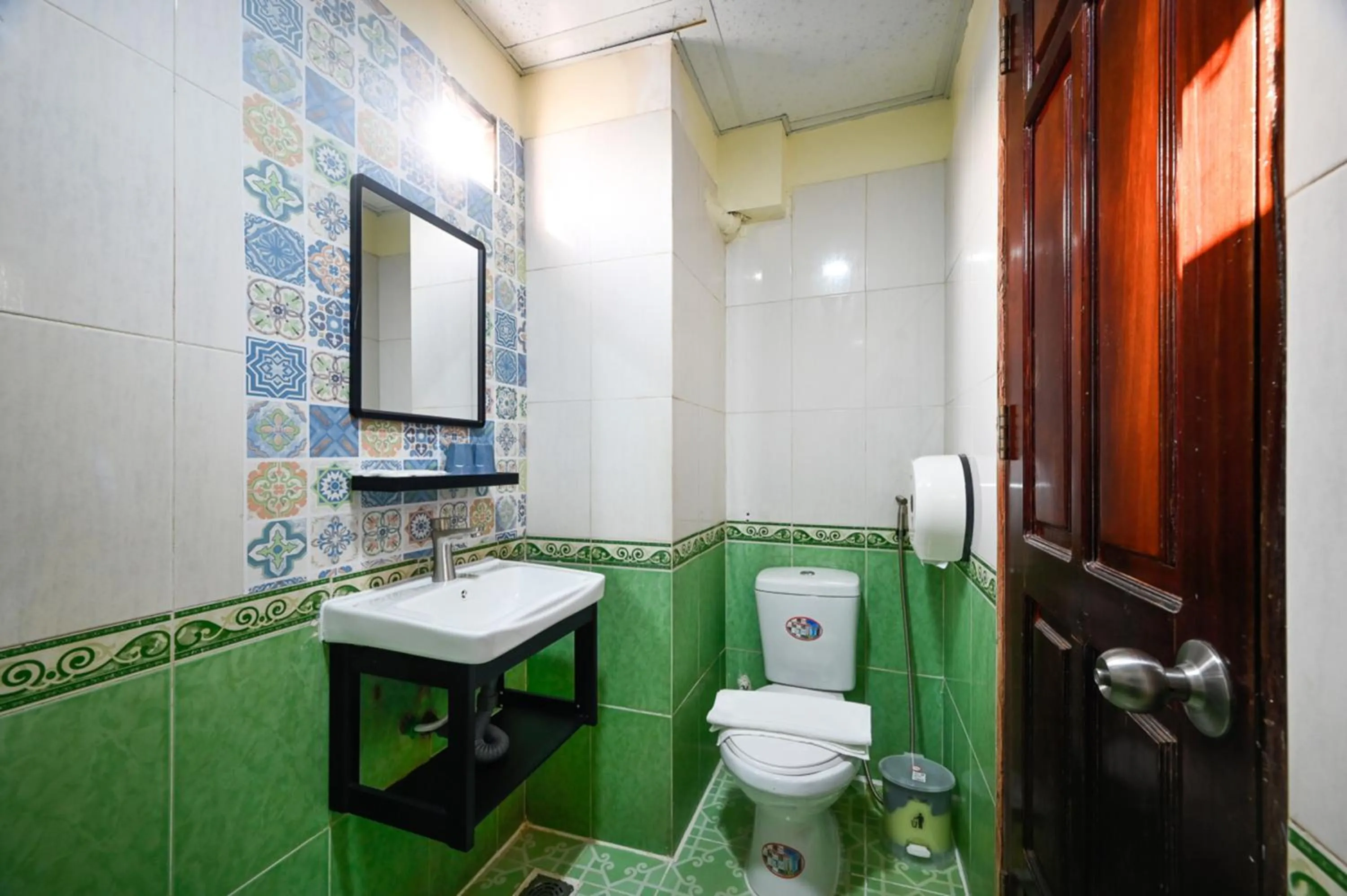 Shower in Rainbow Airport Hotel