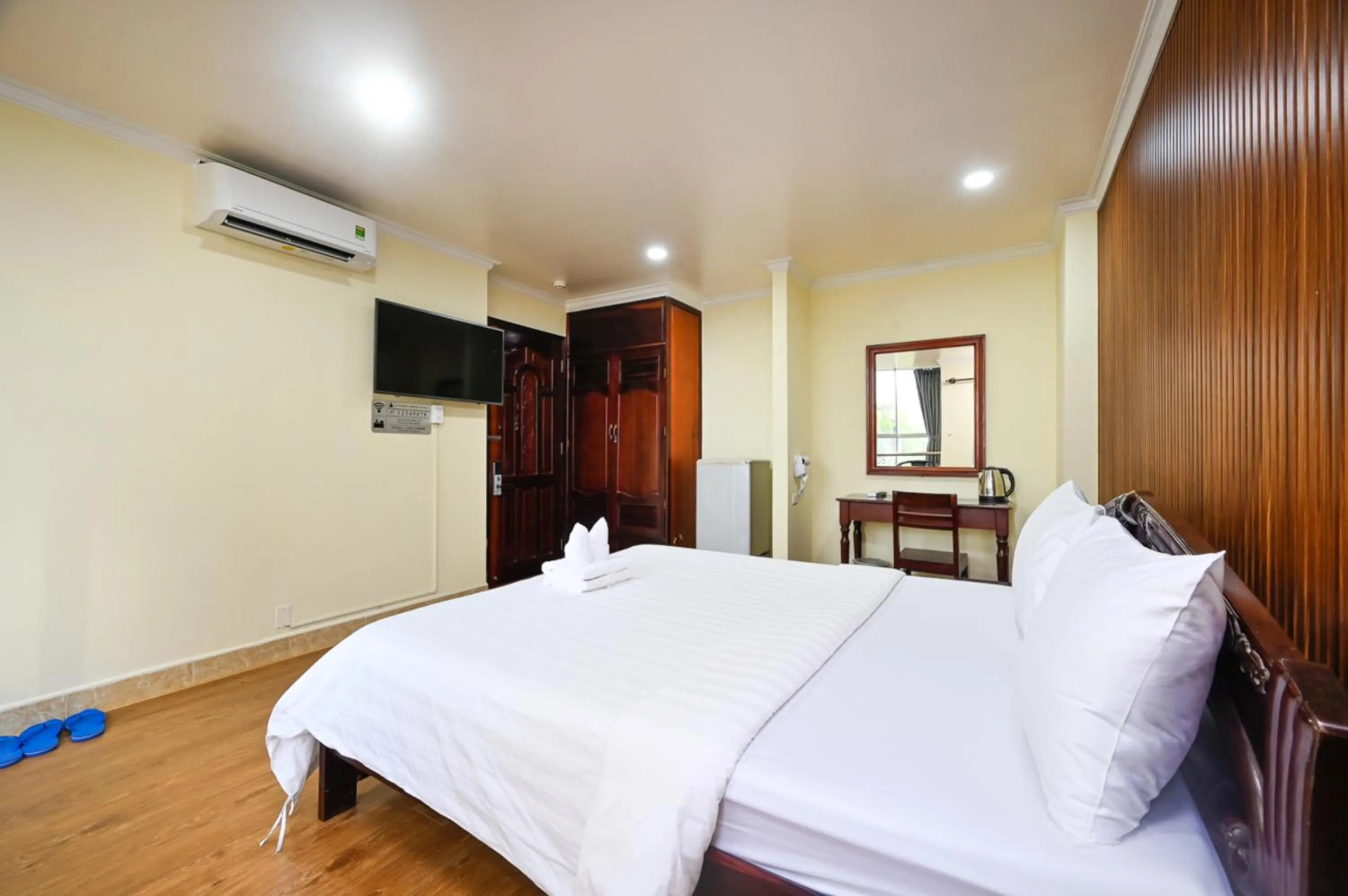 Bed in Rainbow Airport Hotel