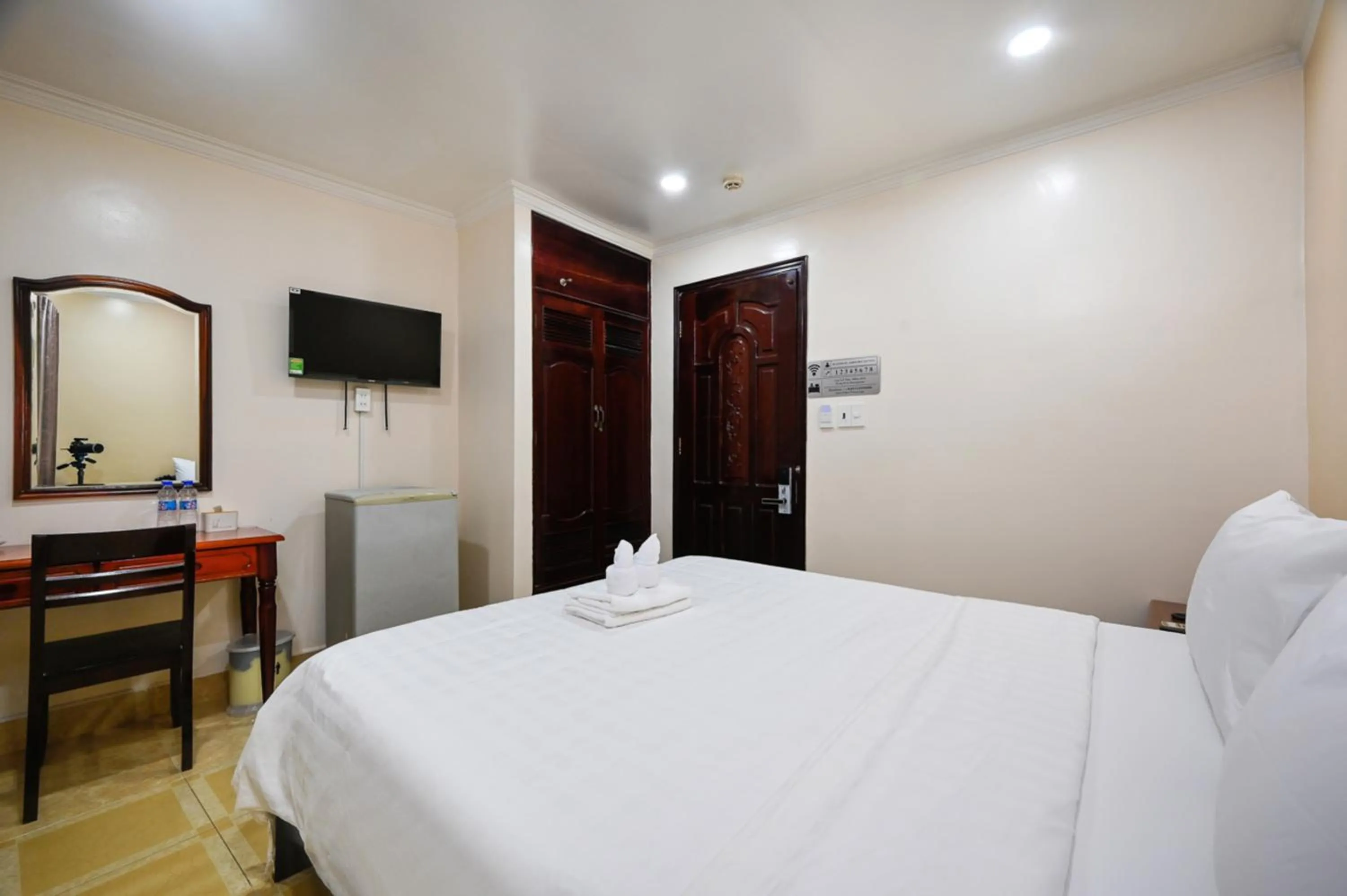 Bed in Rainbow Airport Hotel