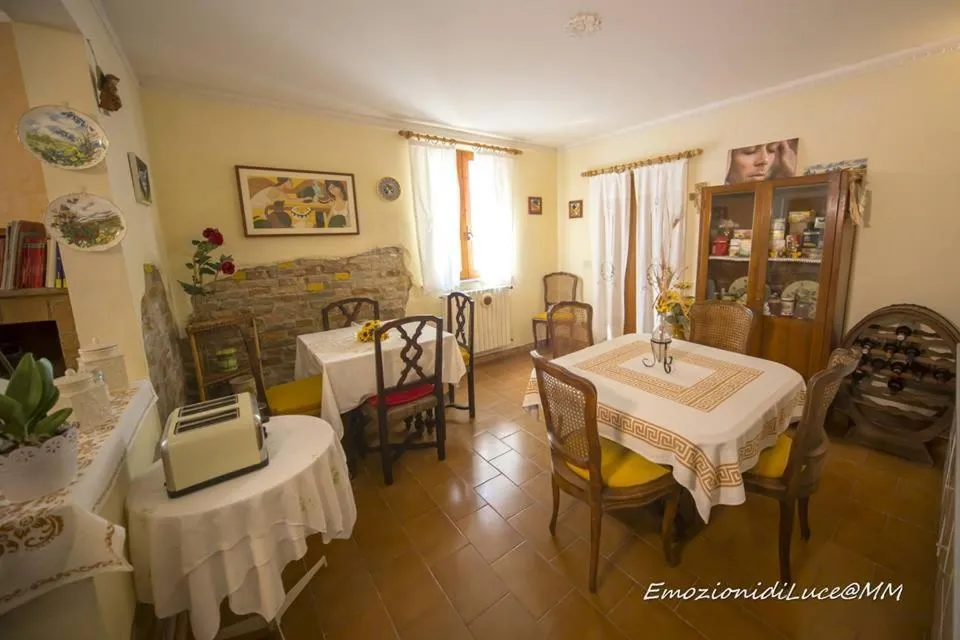 Communal lounge/ TV room in B&B Il Giardino