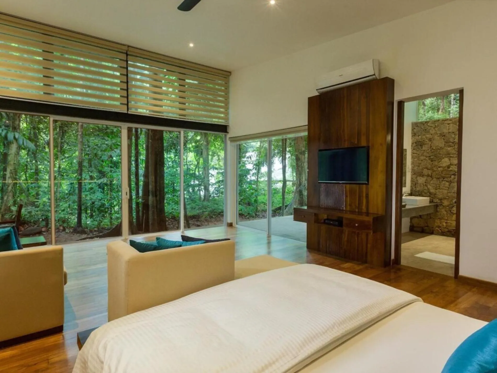 Photo of the whole room, Bed in Palmstone Retreat