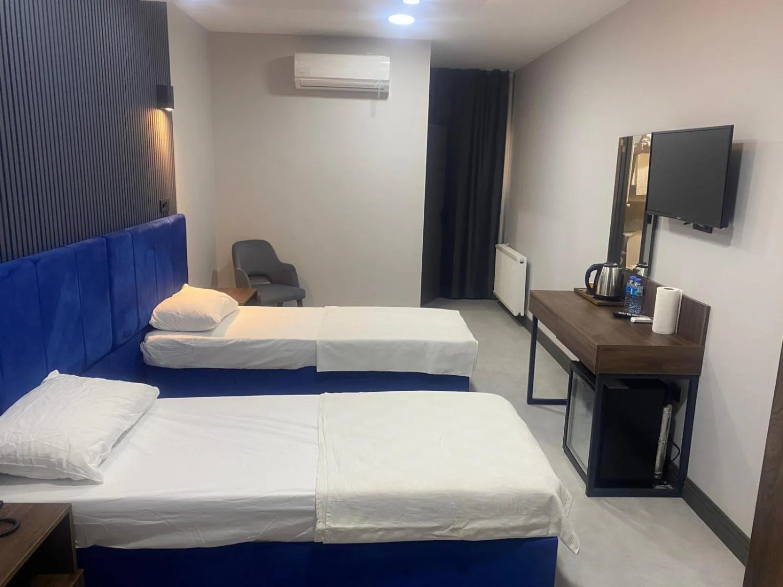 Photo of the whole room, Bed in Trio Palace