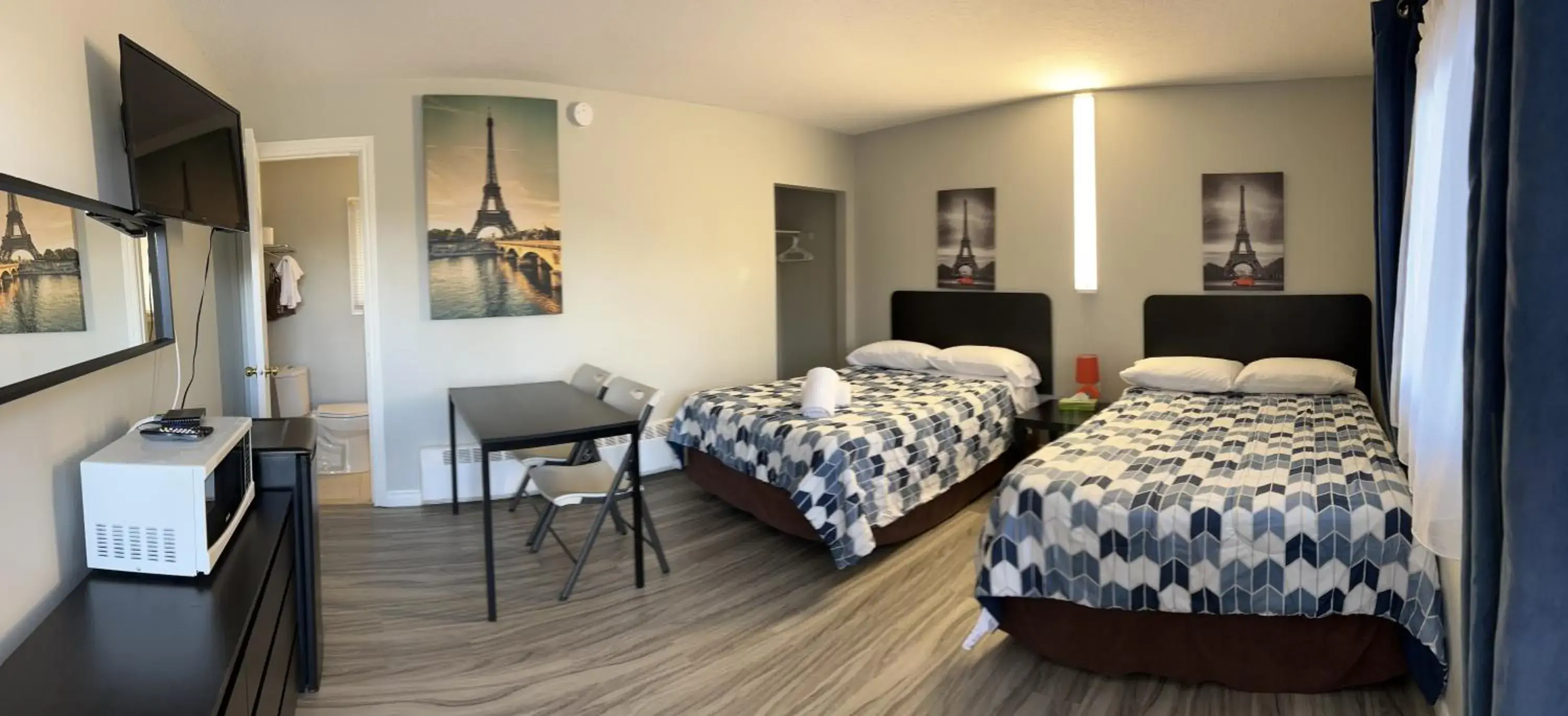 Queen Room with Two Queen Beds in Wasaga Motel Inn Queen Room with Two Queen Beds in Wasaga Motel Inn