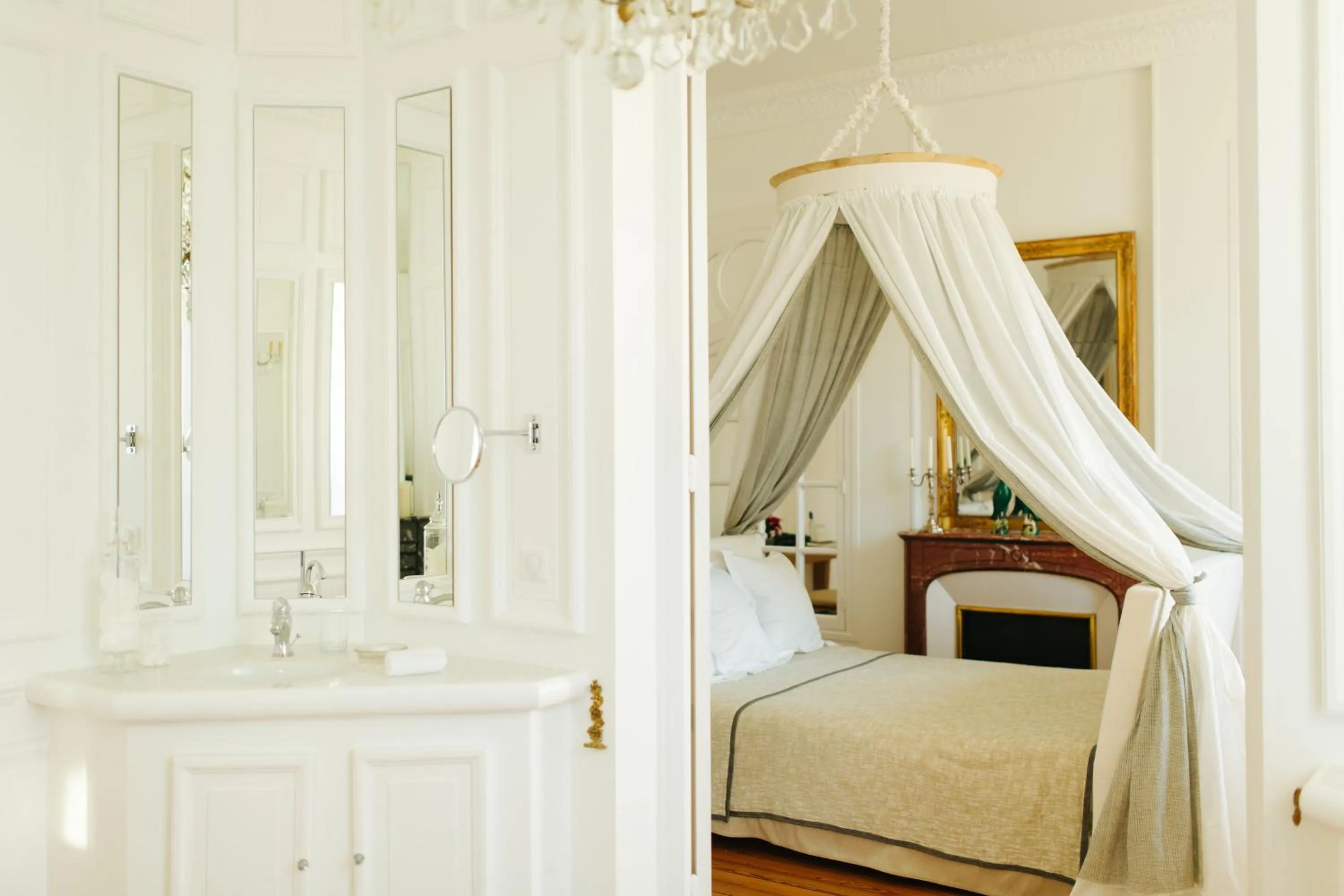 Photo of the whole room, Bed in La Course