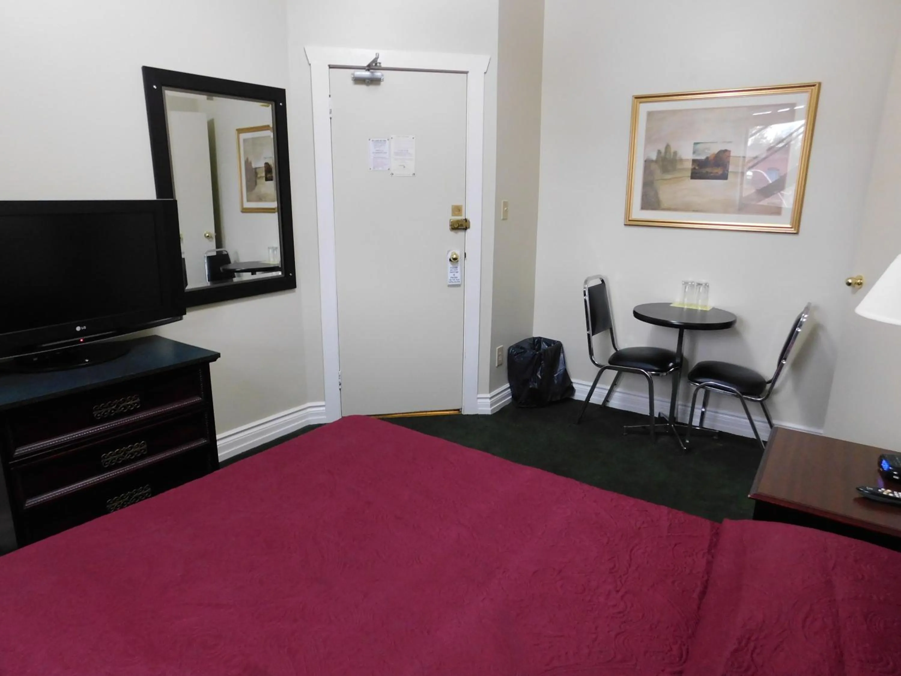 Bedroom, Bed in Filmores Hotel