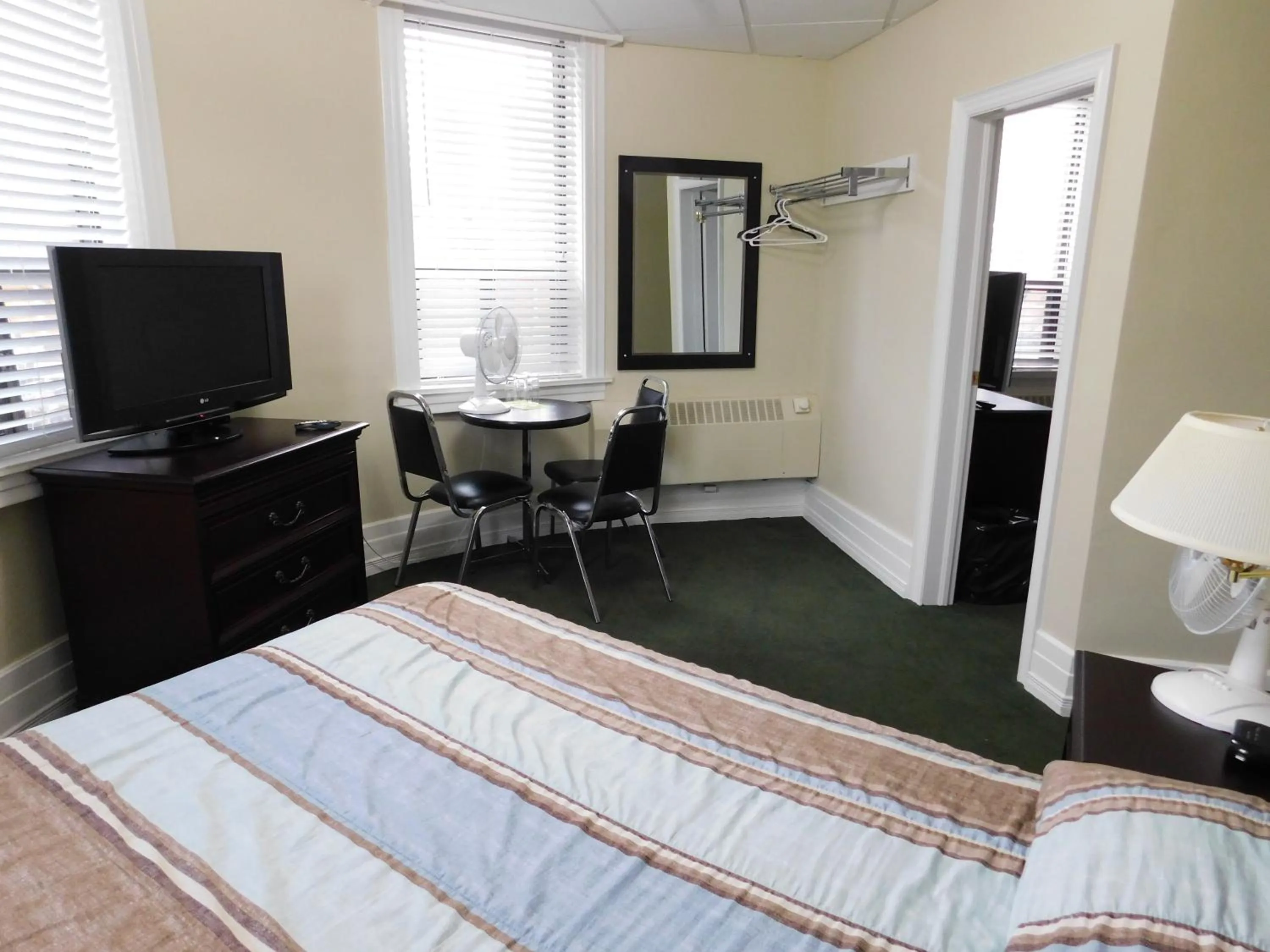 Bedroom, Bed in Filmores Hotel