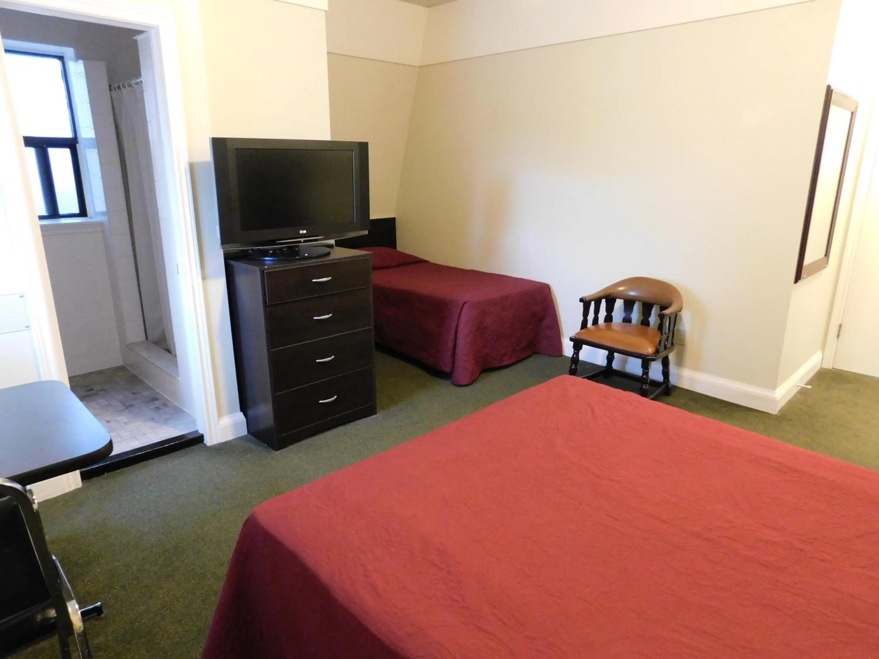 Bedroom, Bed in Filmores Hotel