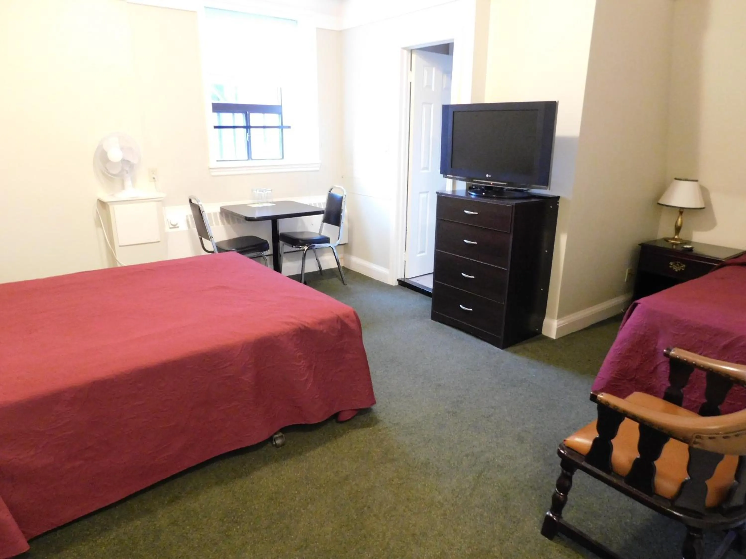 Bedroom, Bed in Filmores Hotel