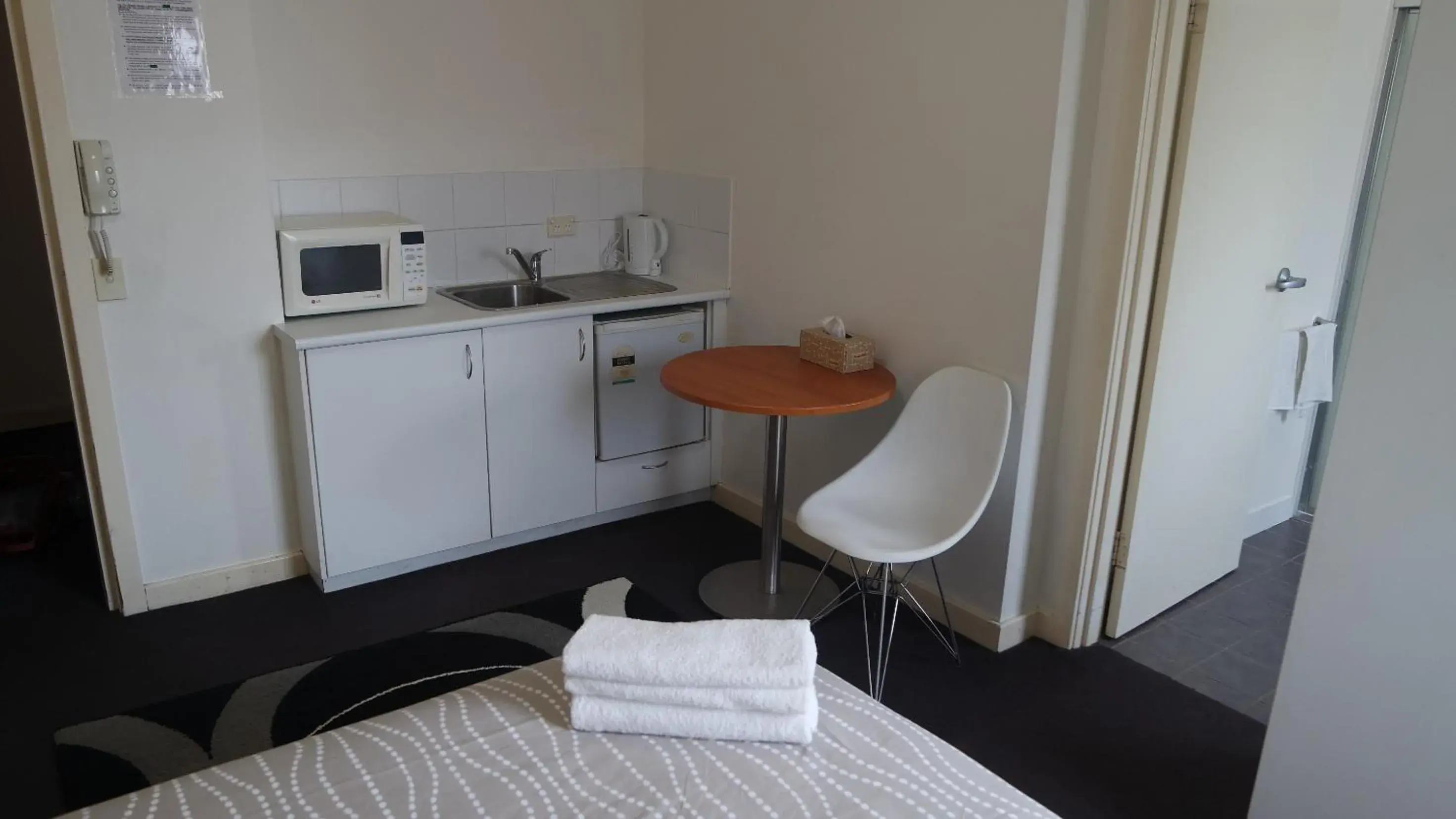 Kitchen or kitchenette, Bed in Cityview Studio Accommodation Kitchen or kitchenette, Bed in Cityview Studio Accommodation