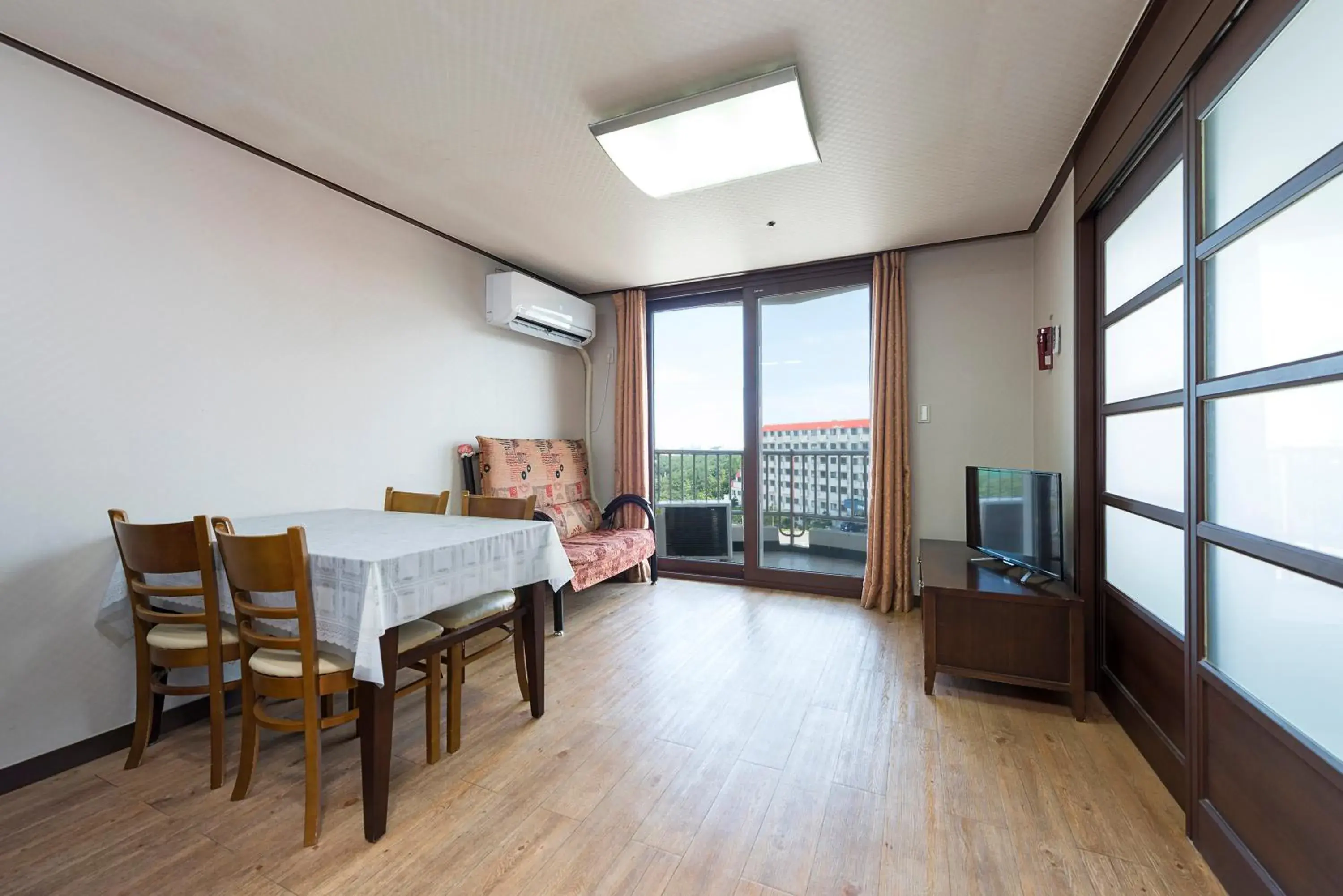 Communal lounge/ TV room in Hyundai Soo Resort Sokcho Communal lounge/ TV room in Hyundai Soo Resort Sokcho