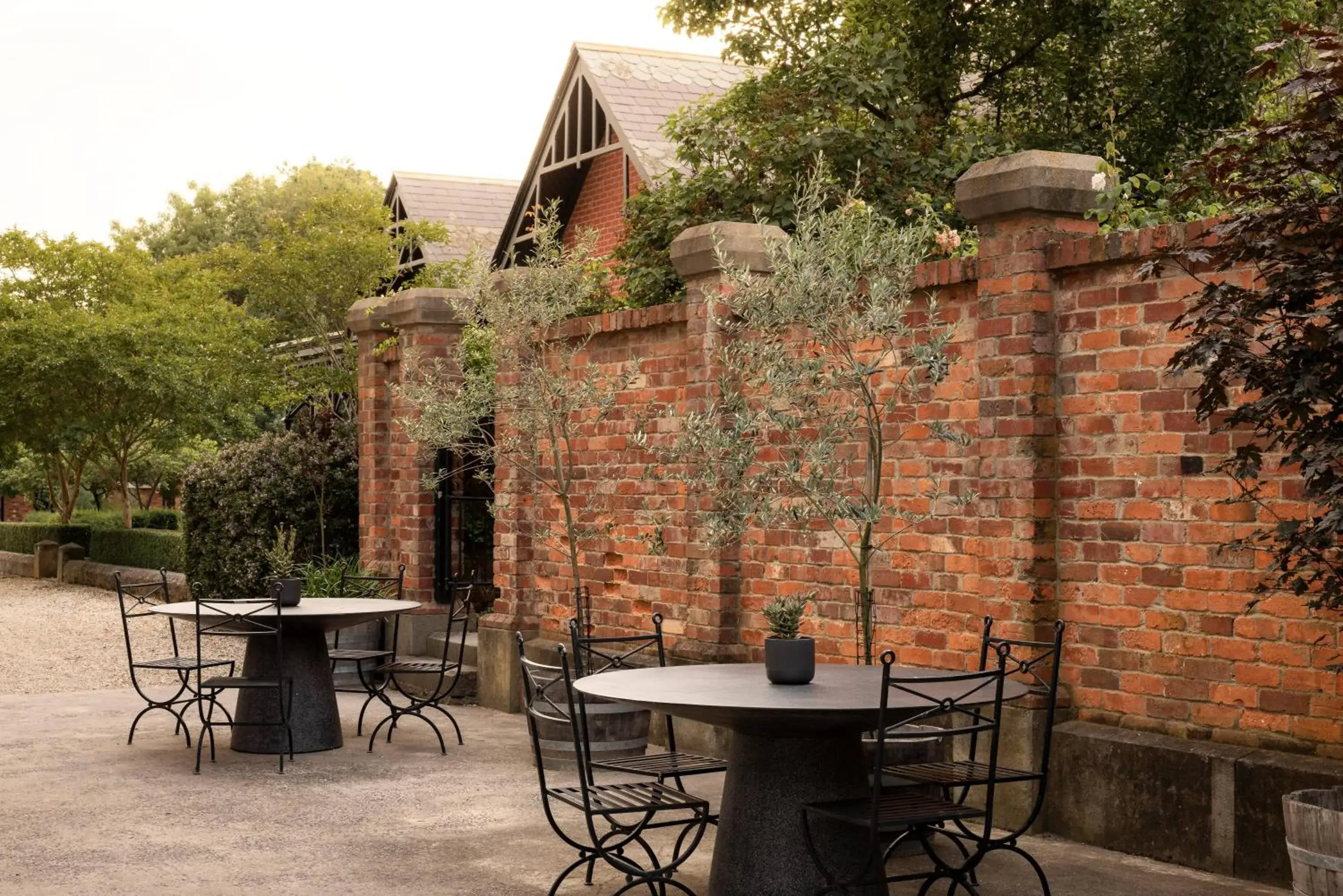 Property building in Cleveland Estate Property building in Cleveland Estate