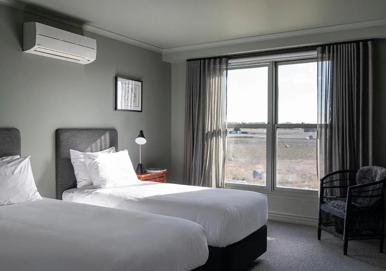 Photo of the whole room, Bed in Cleveland Estate