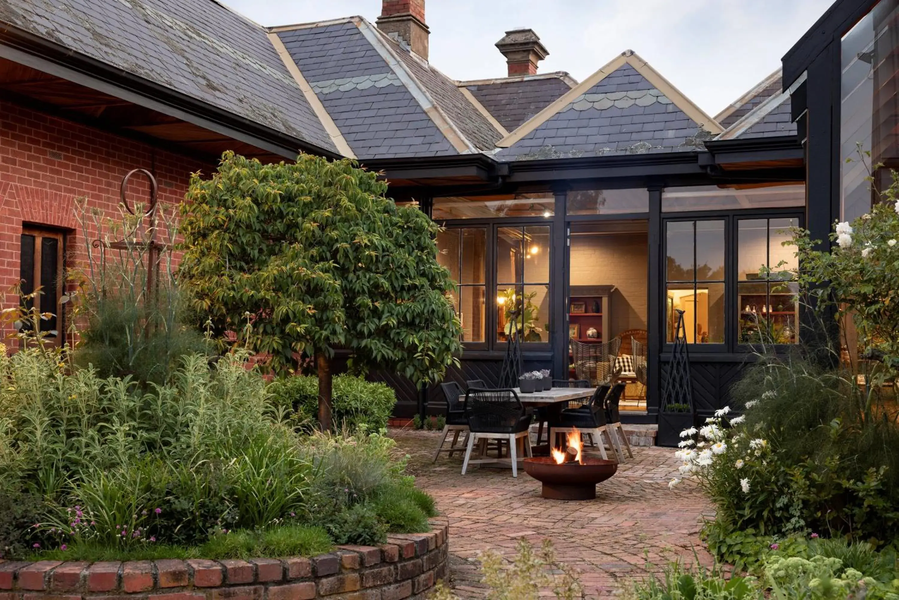 Property building in Cleveland Estate Property building in Cleveland Estate