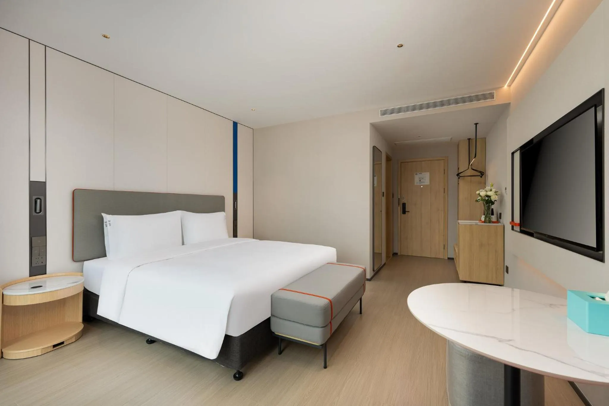 Photo of the whole room, Bed in Holiday Inn Express Kunshan Yushan by IHG