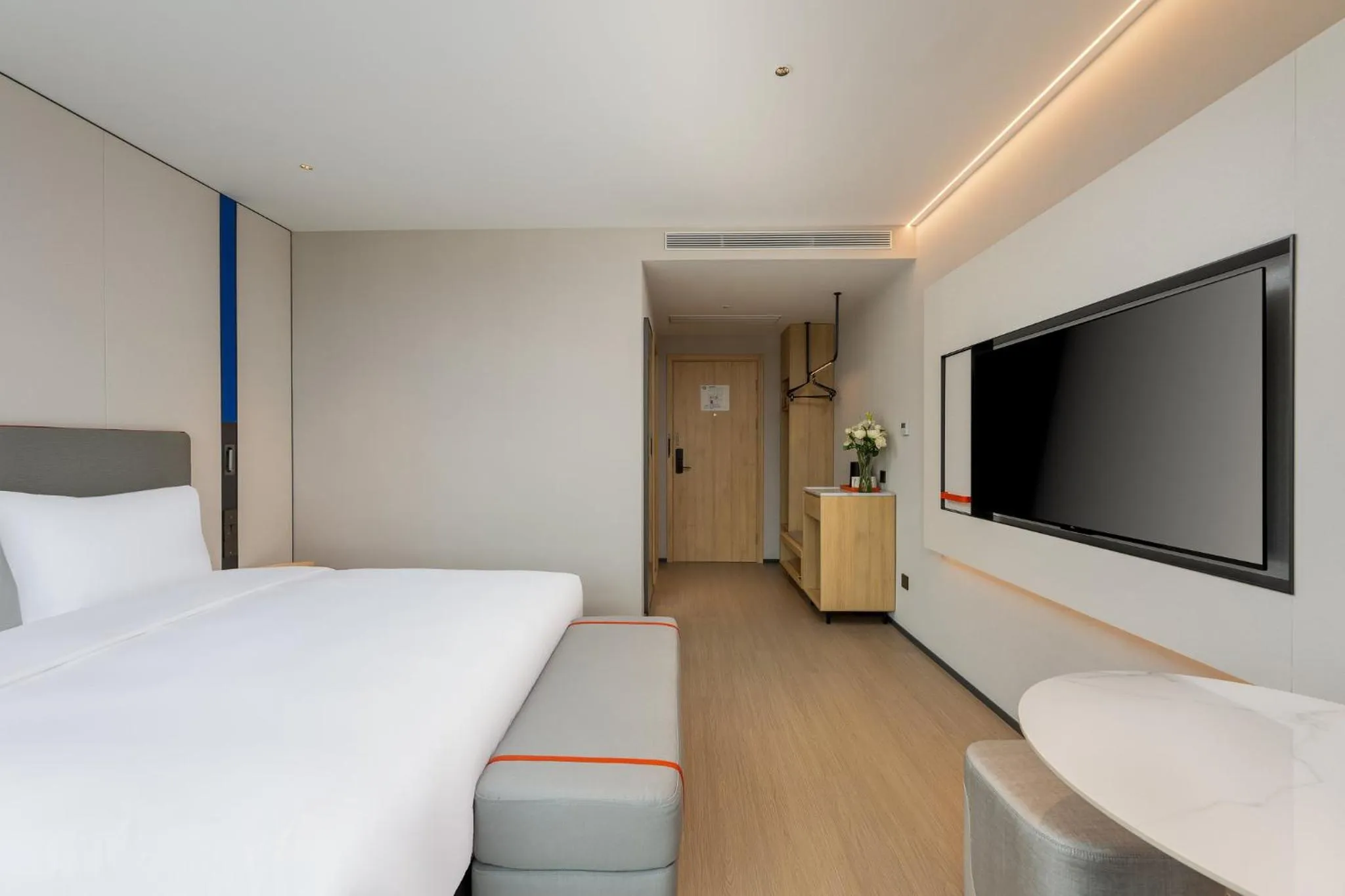 Photo of the whole room, Bed in Holiday Inn Express Kunshan Yushan by IHG