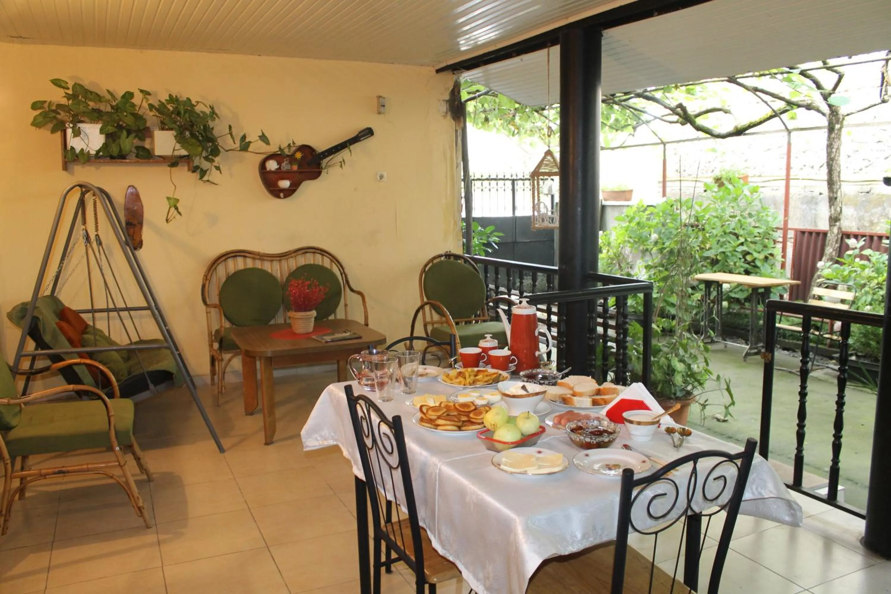 Breakfast in The Kiwi House