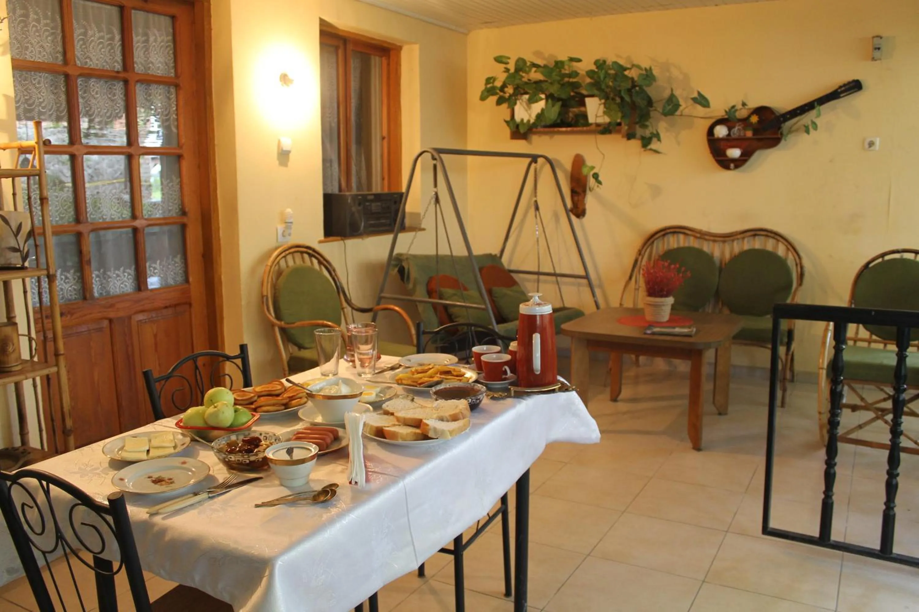 Breakfast in The Kiwi House