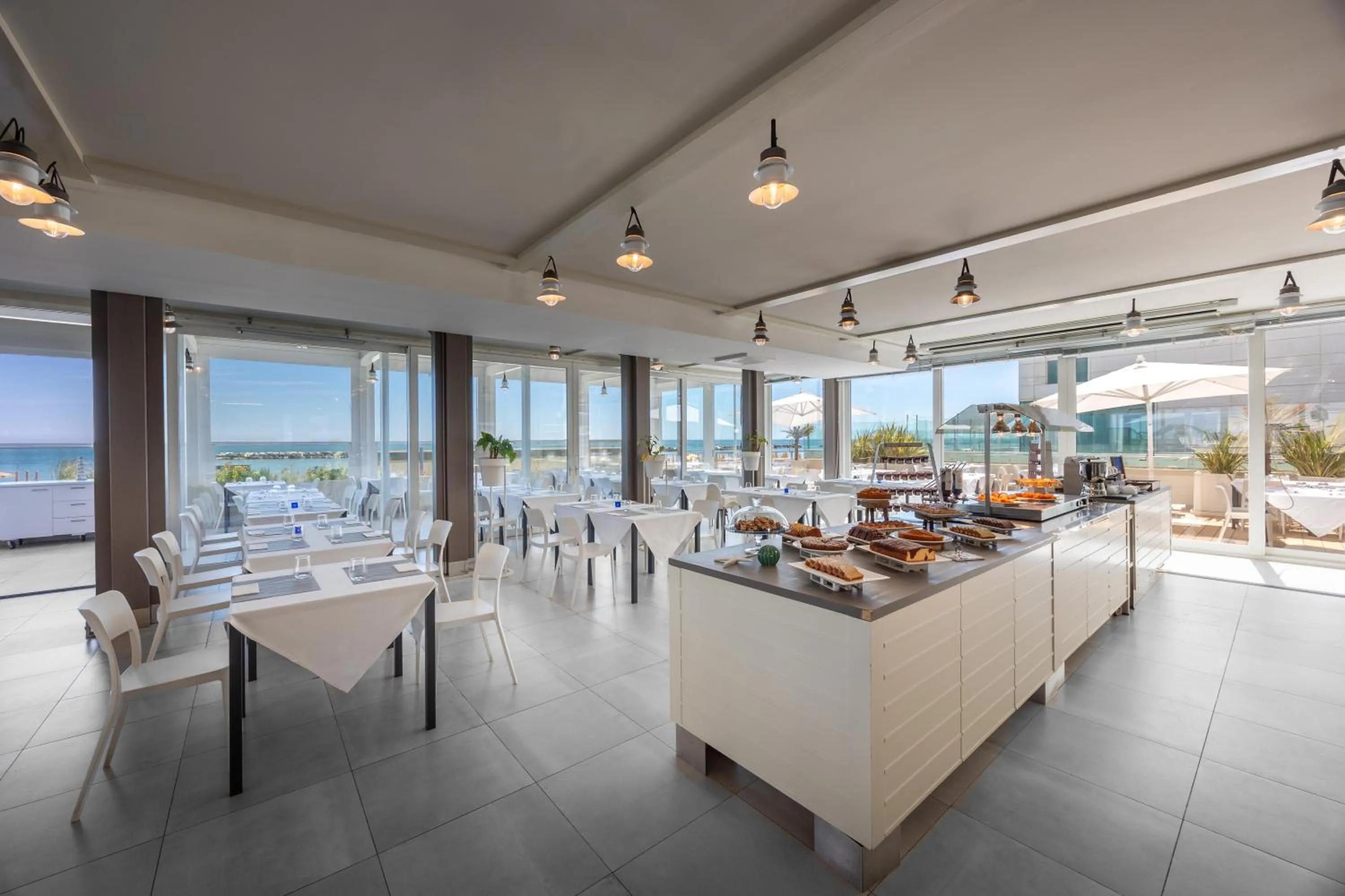 Restaurant/places to eat in Nautilus Family Hotel