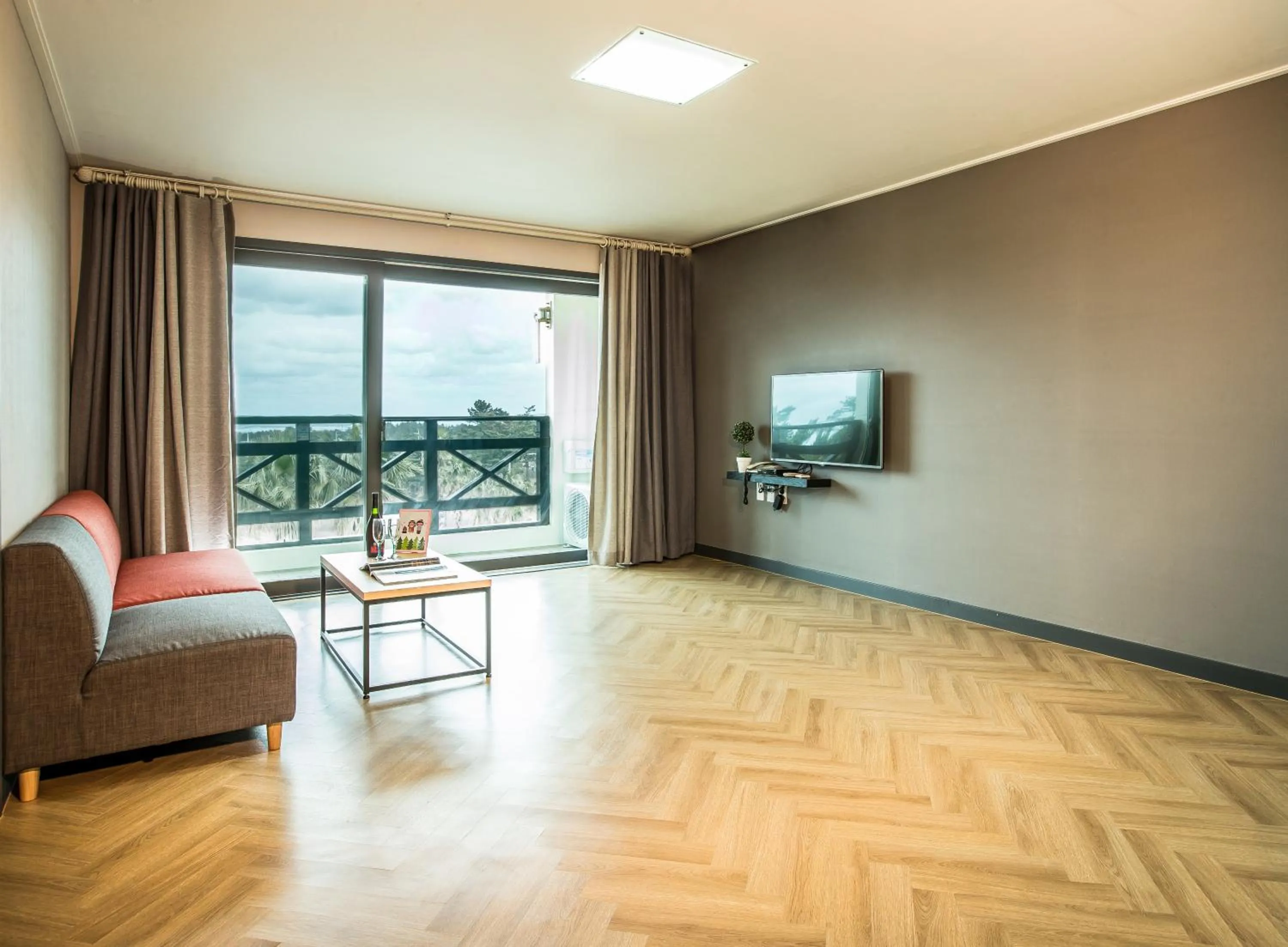 TV and multimedia, Seating Area in Benikea  The Jeju Resort