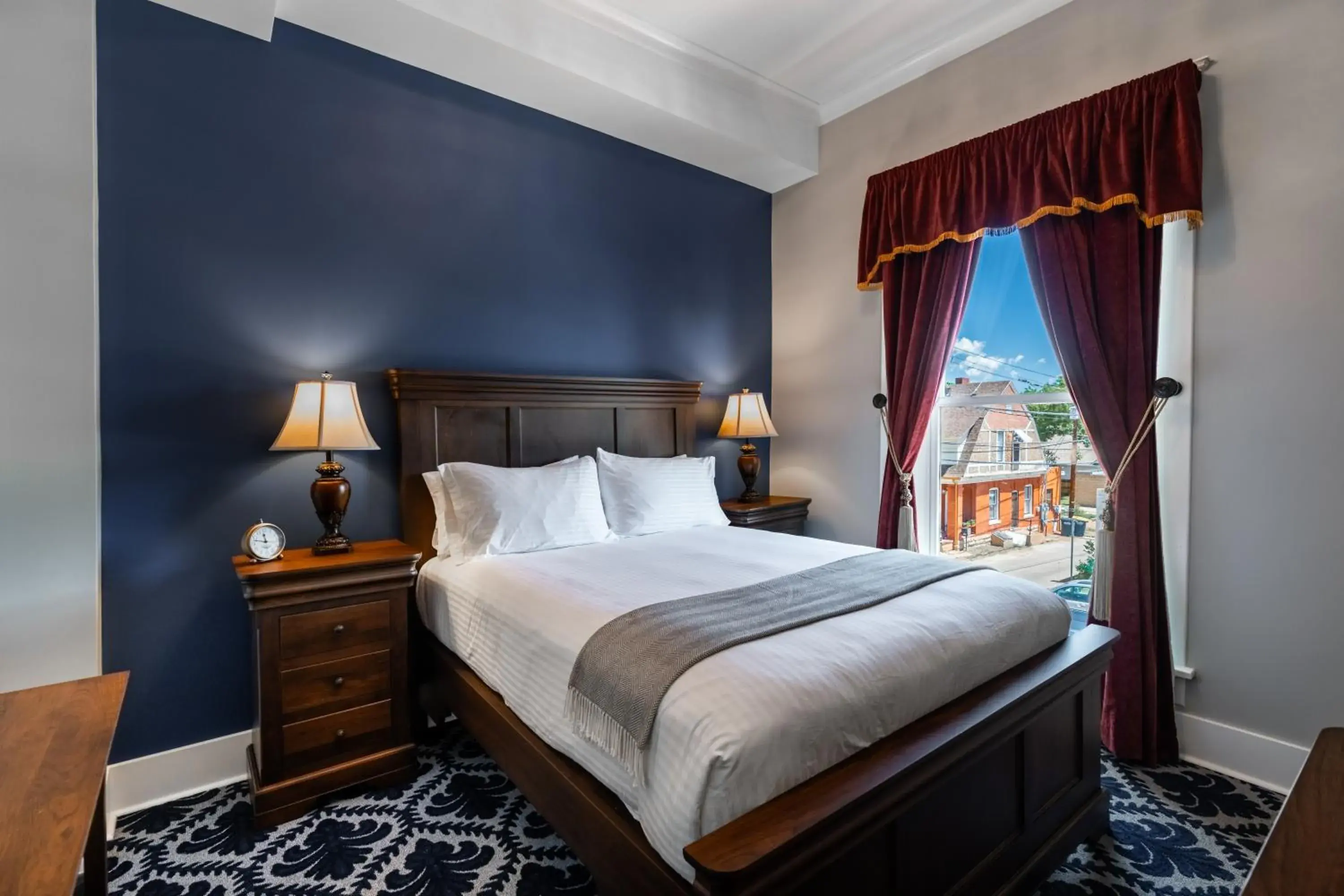 Deluxe Queen Room in Hotel St Cloud Deluxe Queen Room in Hotel St Cloud