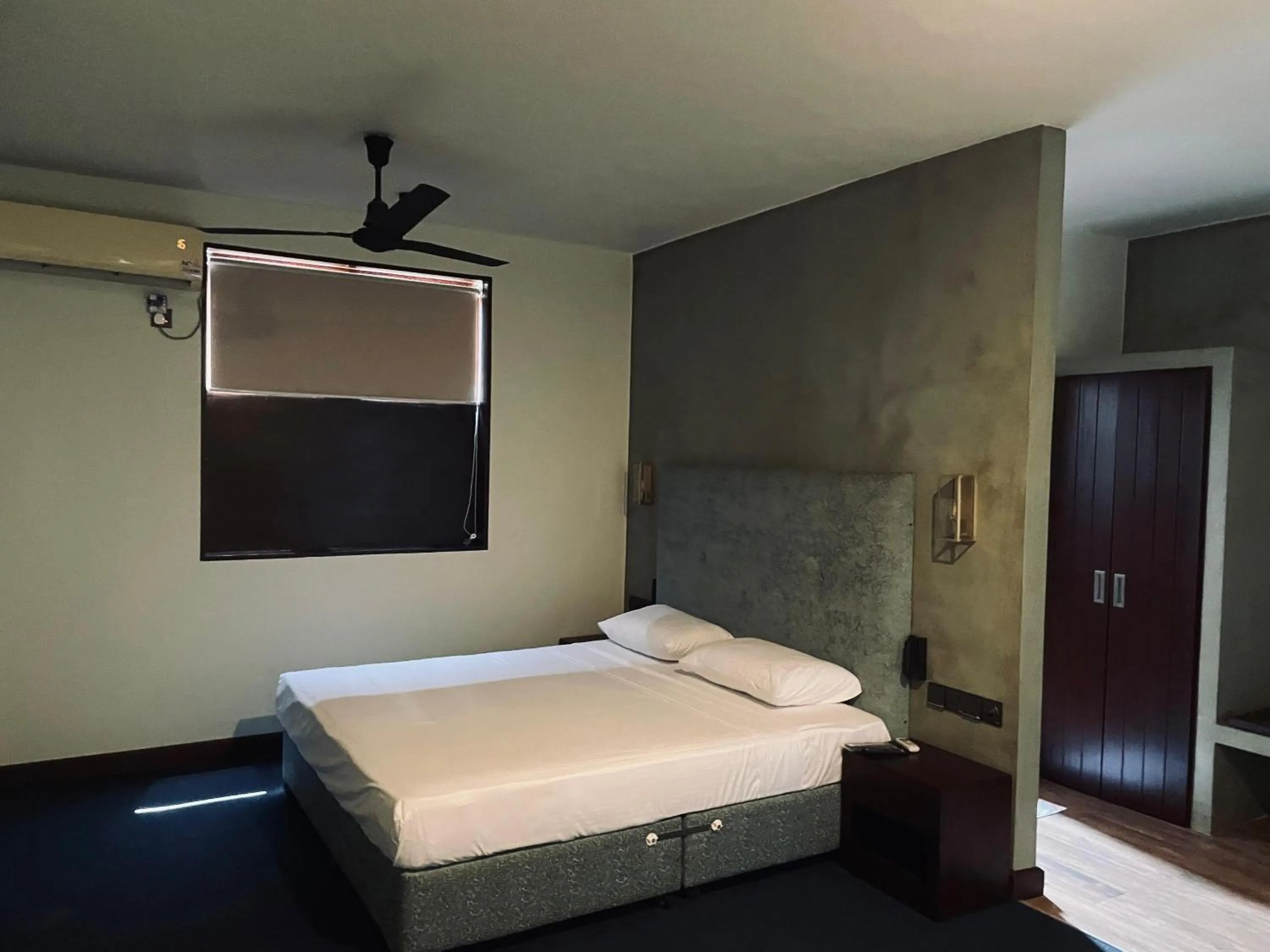 Photo of the whole room, Bed in Hidden Negombo By Sana's