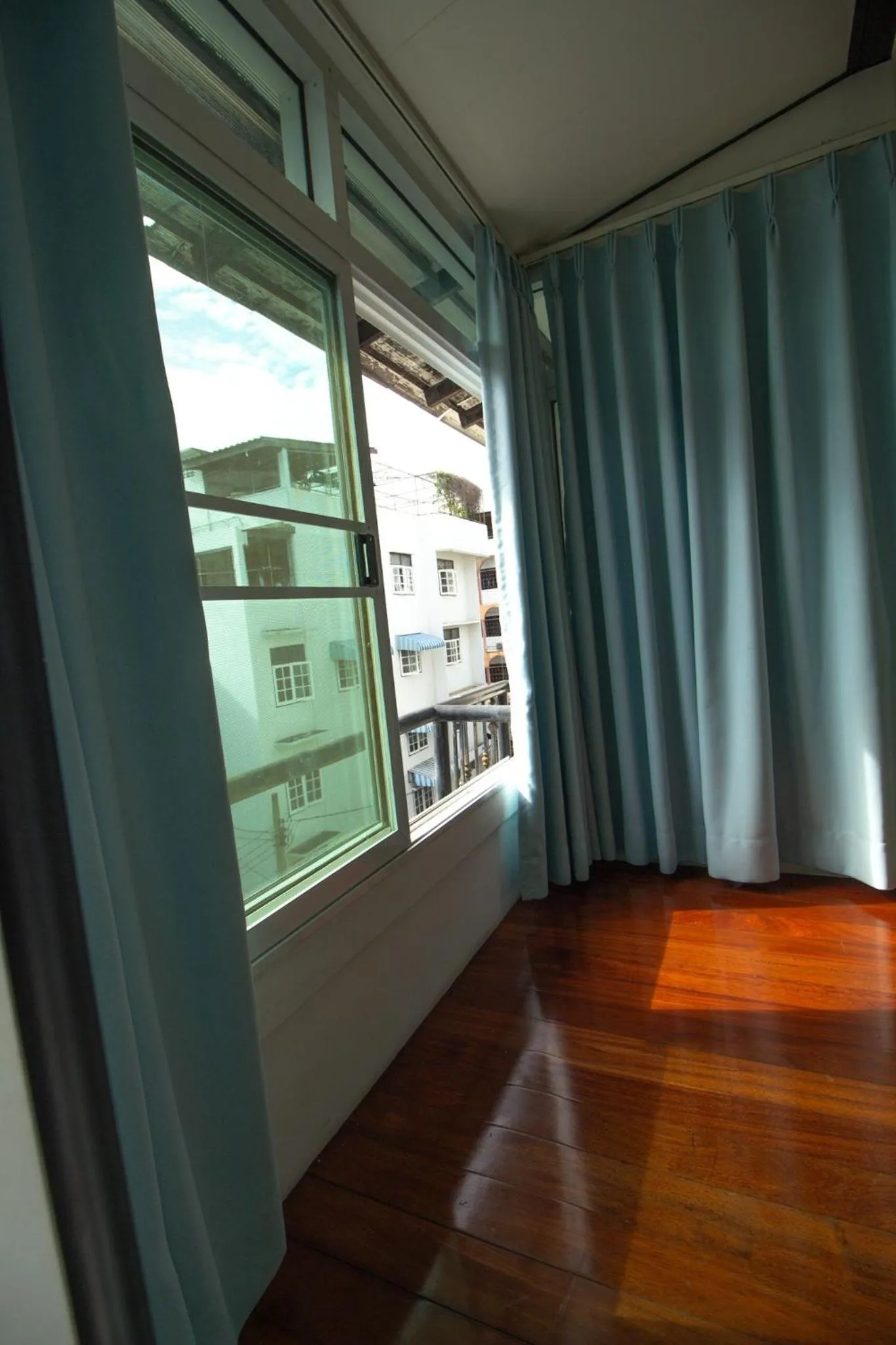 Skutan Inn Sutthisan Nexus Opal