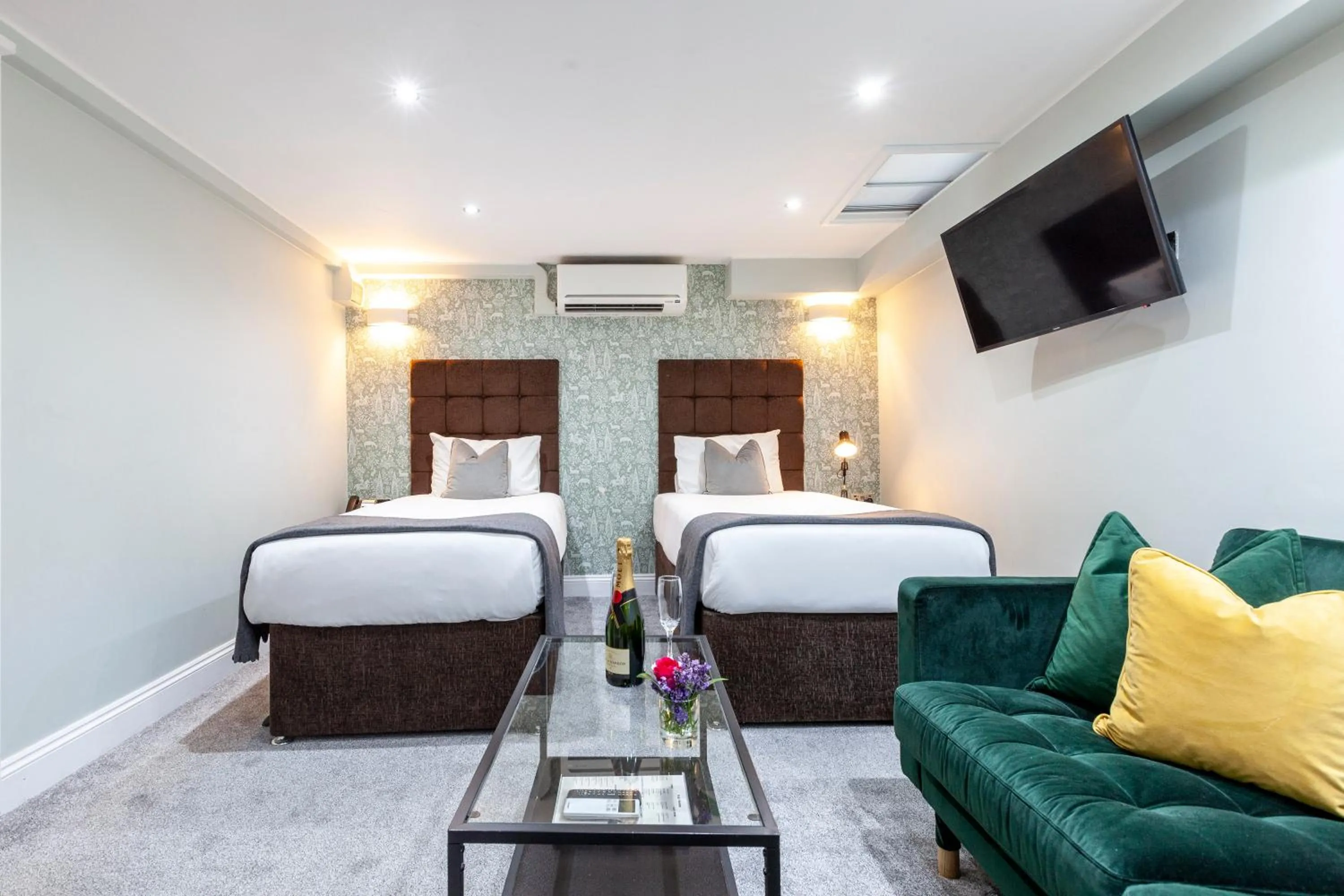 Bedroom, Bed in Hotel Shepherds Bush London