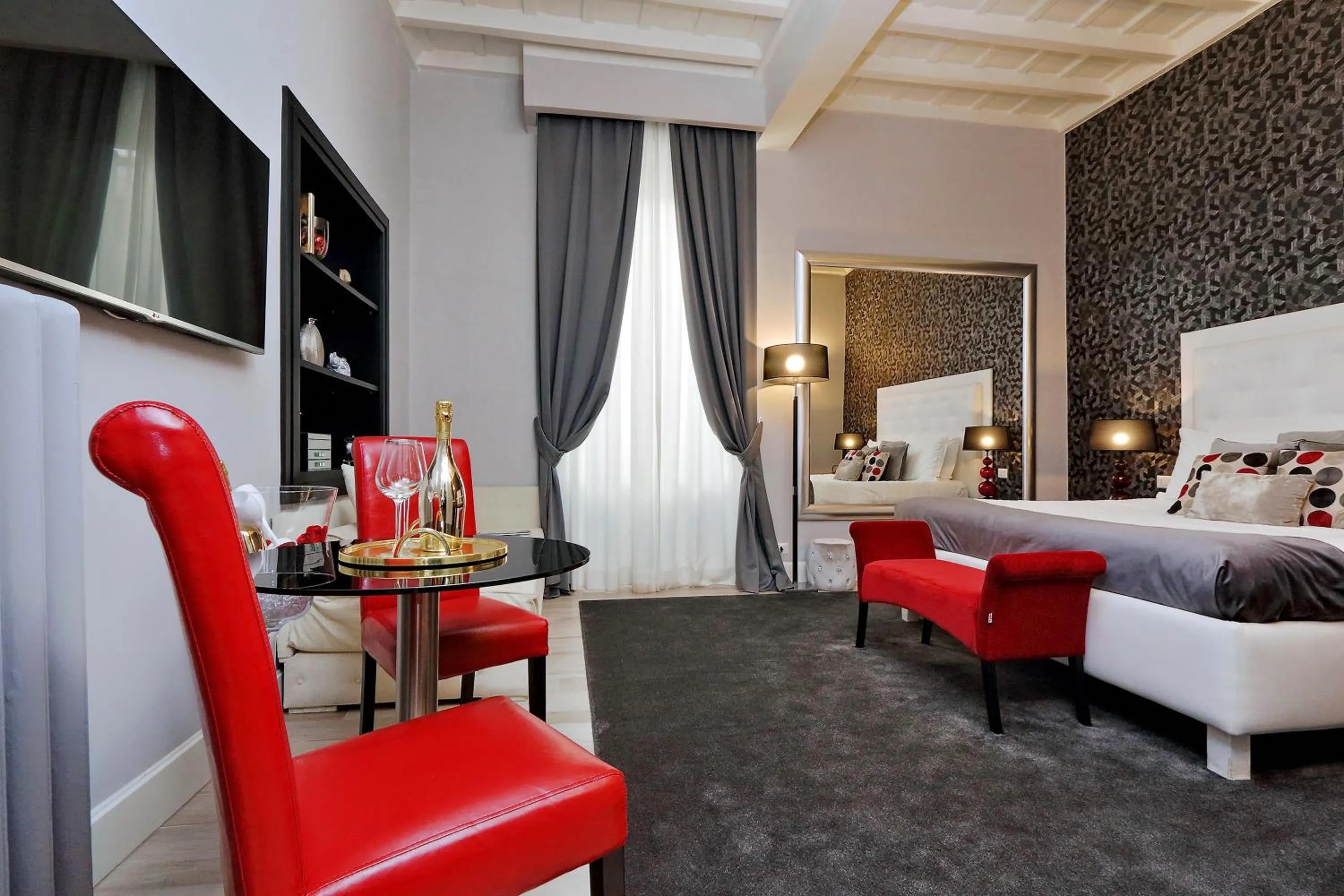 Photo of the whole room in Sistina Twentythree luxury rooms