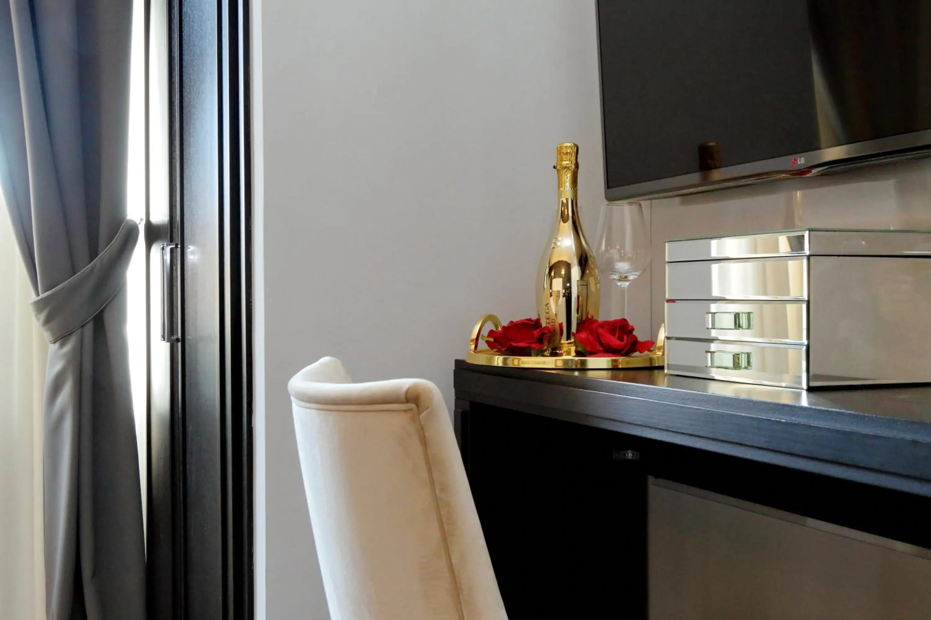 Photo of the whole room in Sistina Twentythree luxury rooms