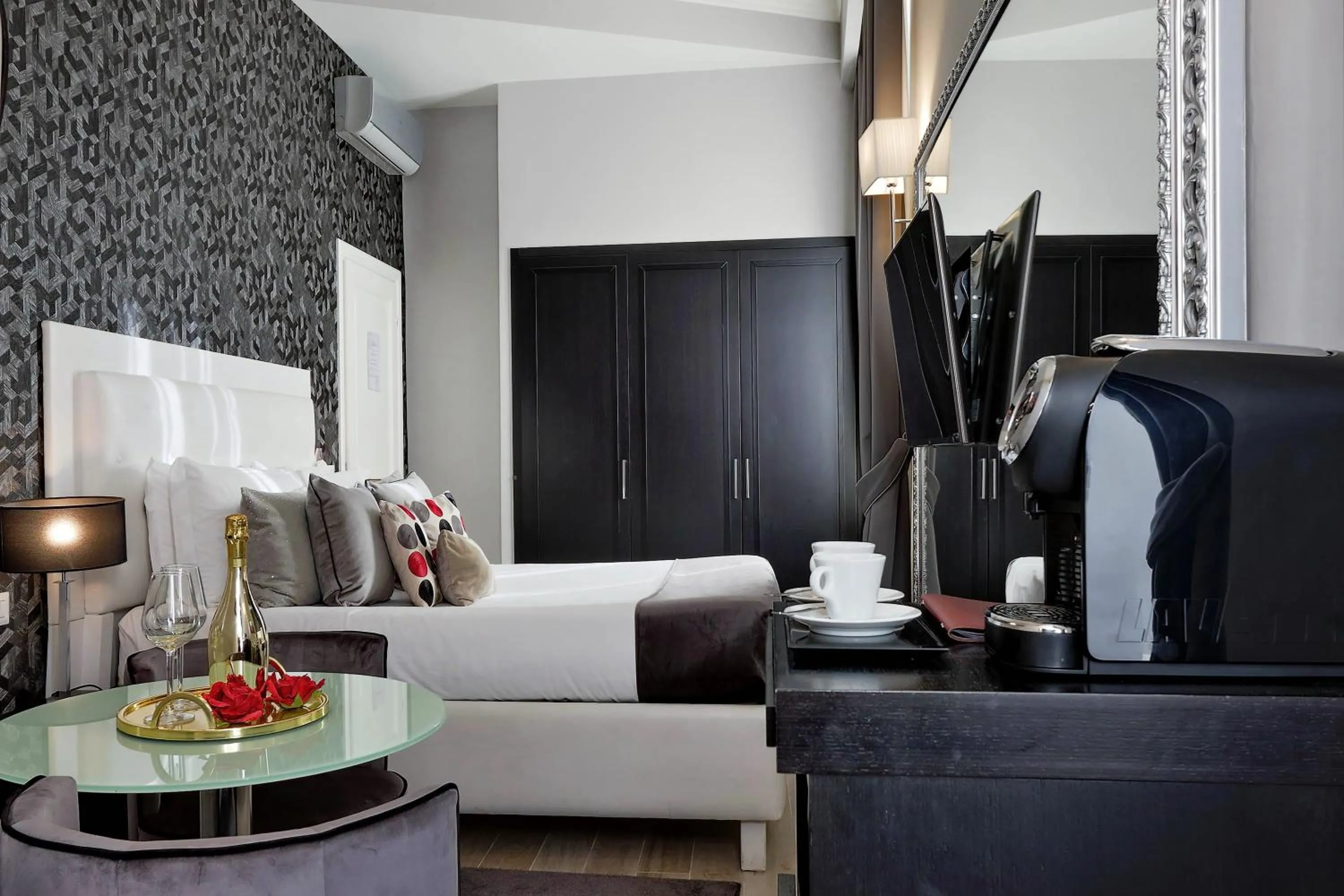 Photo of the whole room in Sistina Twentythree luxury rooms