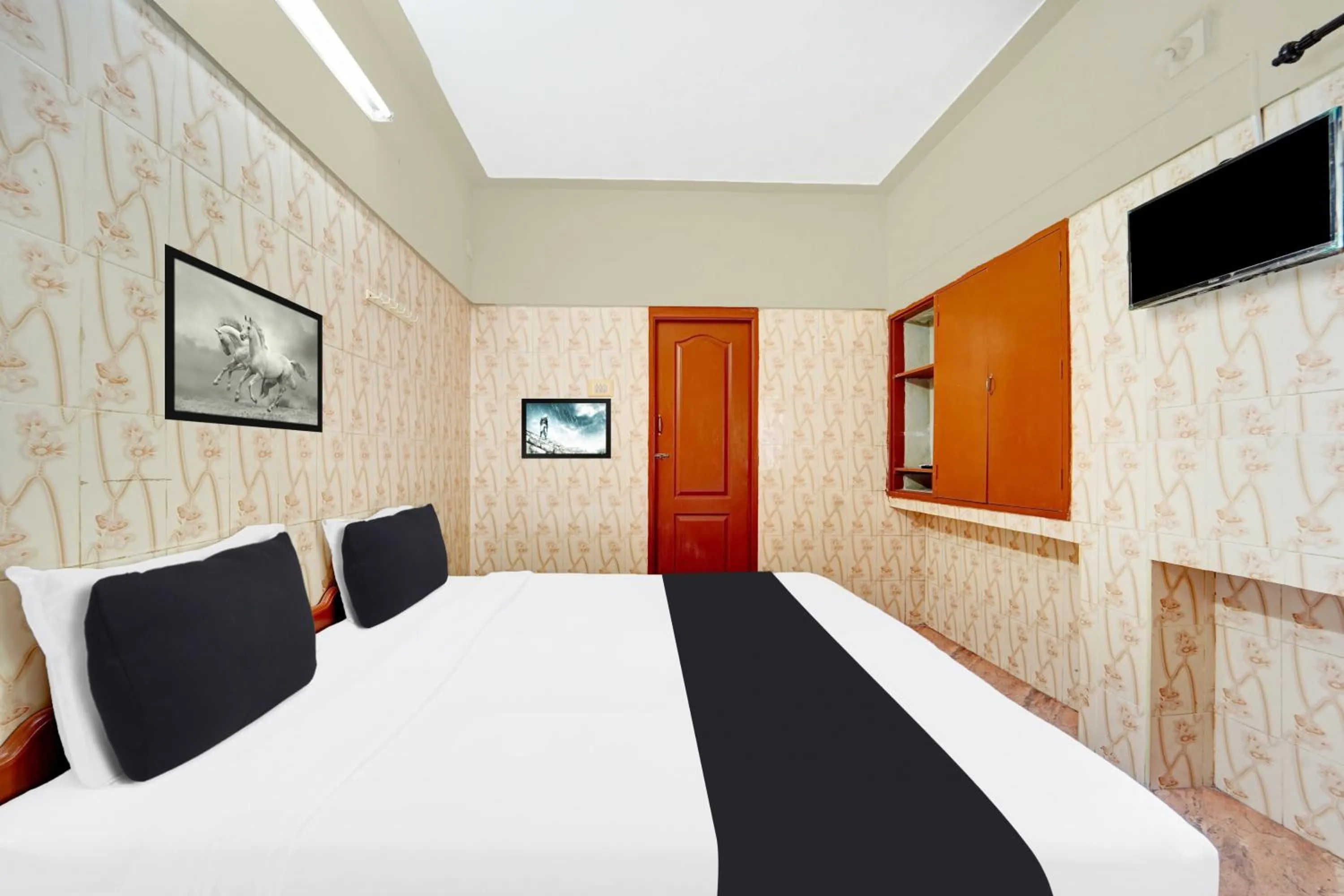 Bedroom, Bed in Super Hotel O Tiruppur Near Railway station