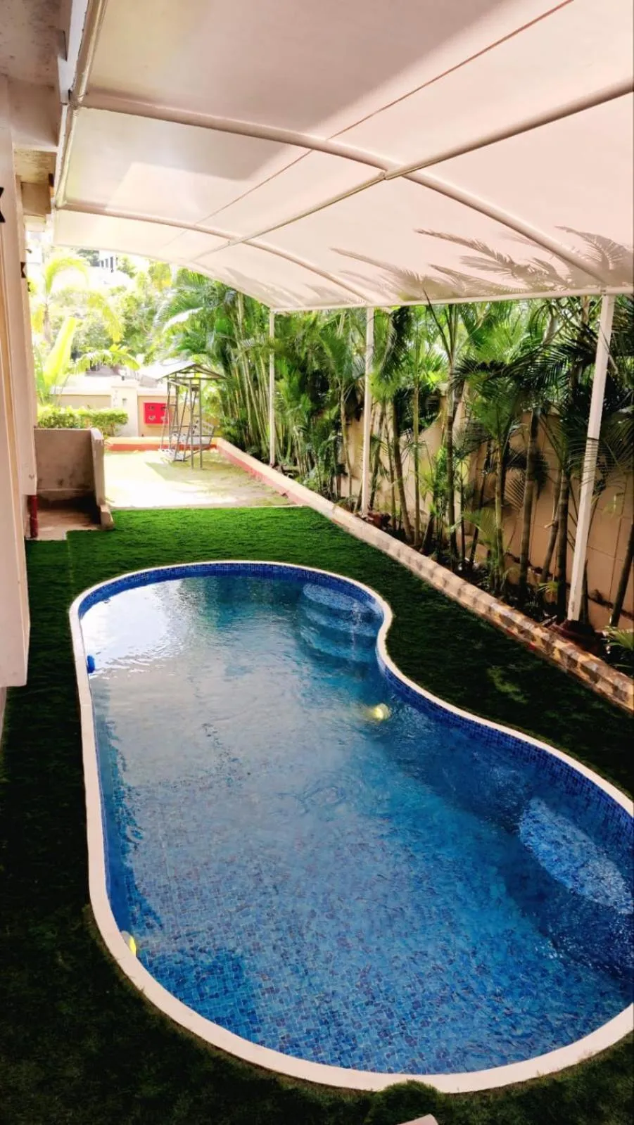 Swimming pool in Tania President Inn