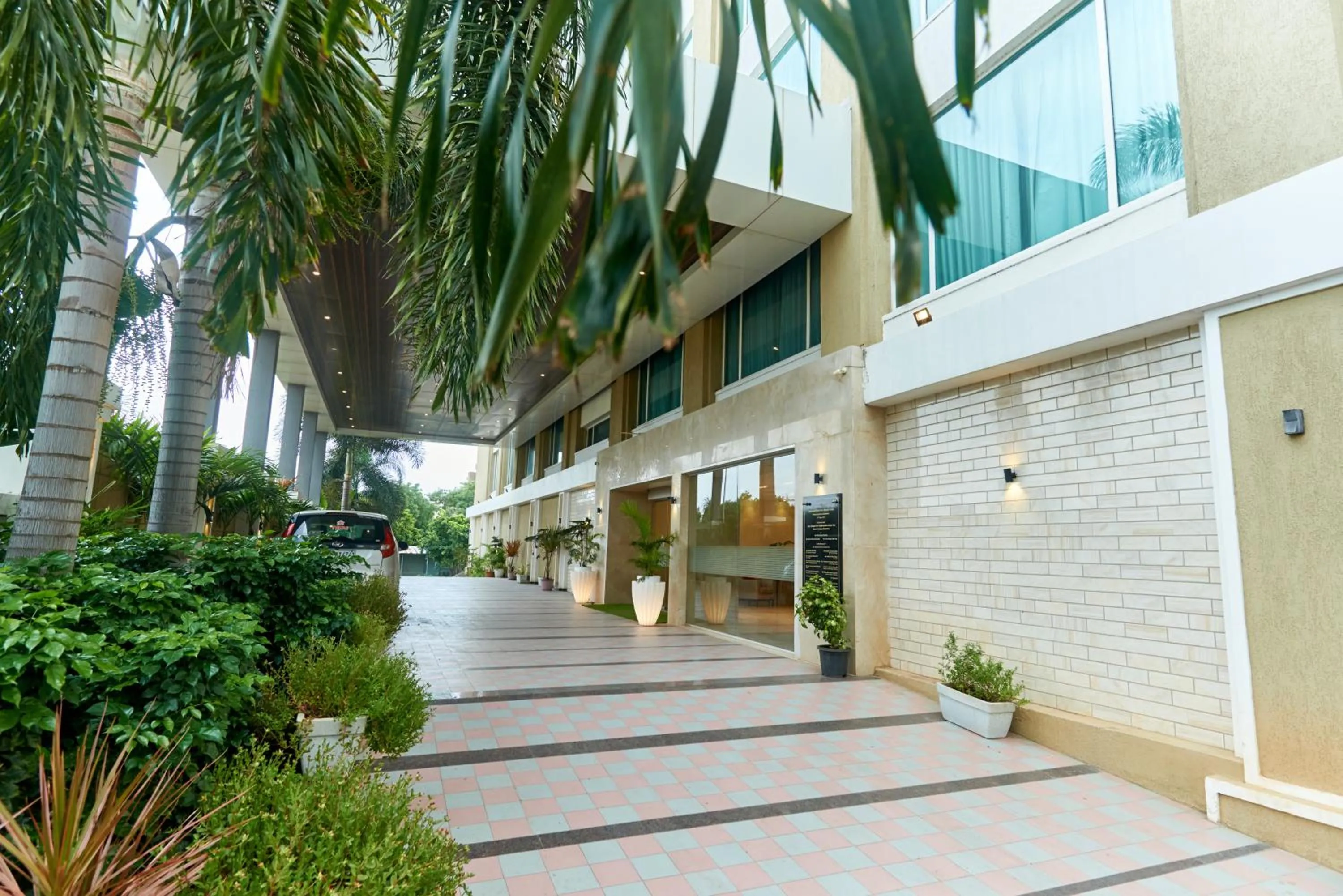 Facade/entrance in Tania President Inn