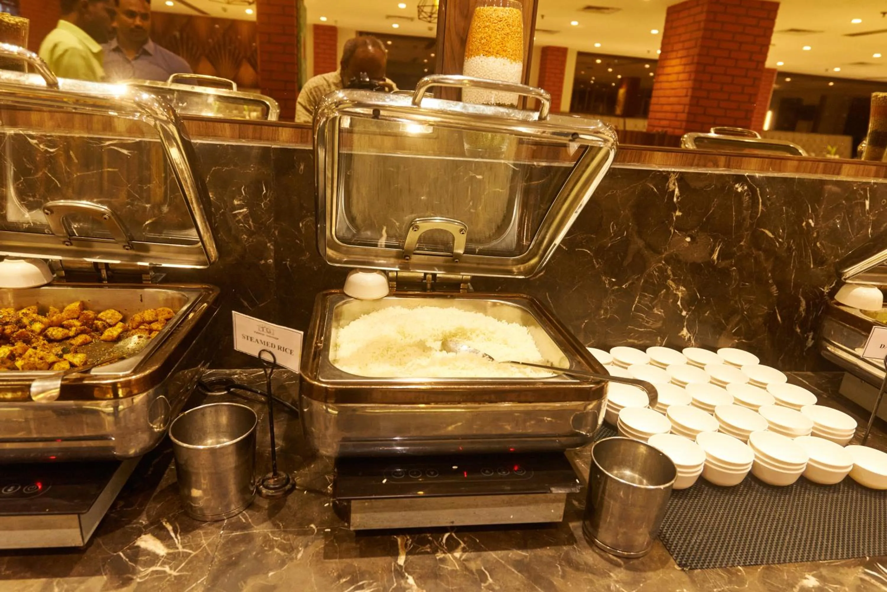 Restaurant/places to eat in Tania President Inn