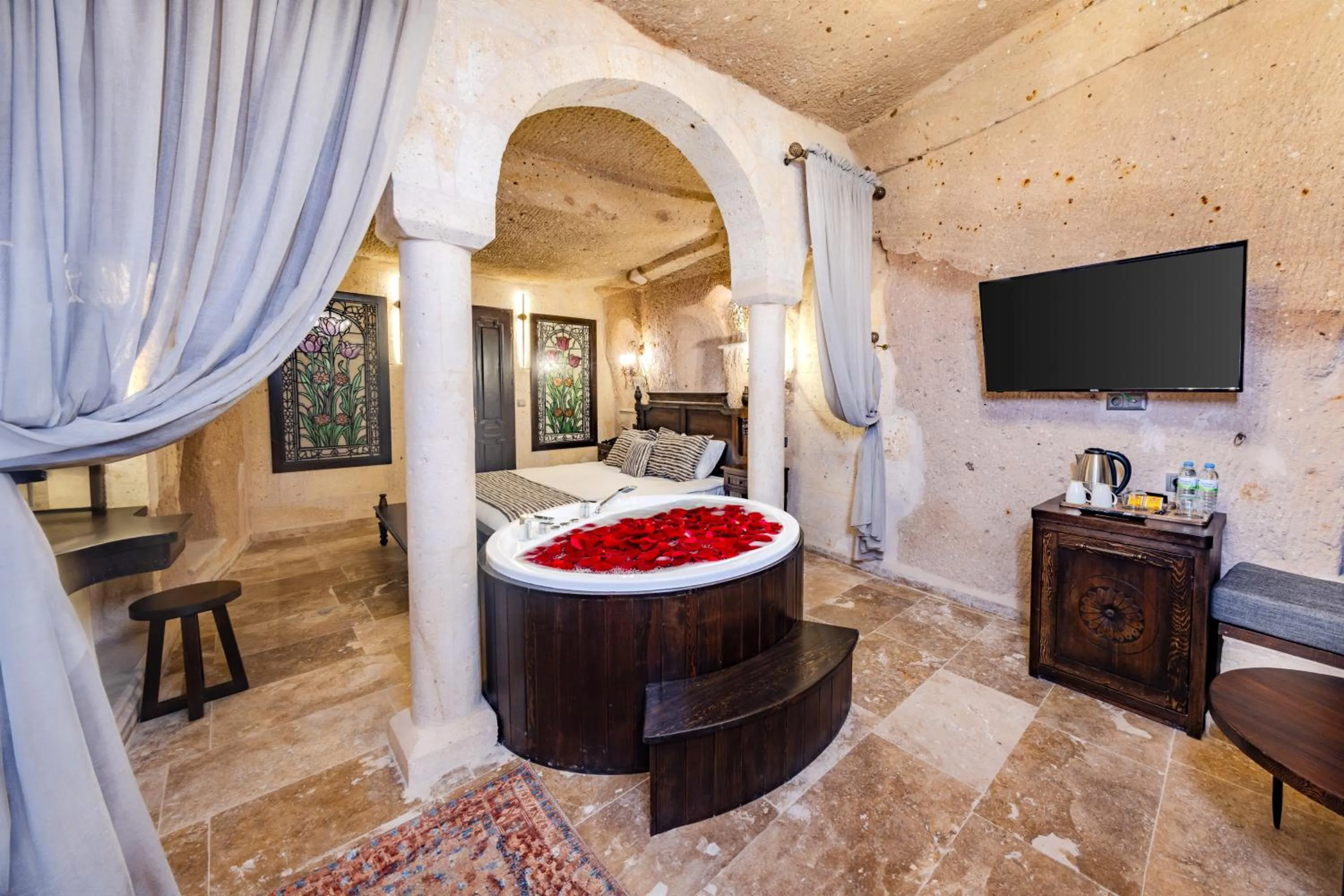 Hot Tub, Bed in Castellum Cave Cappadocia